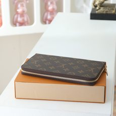 【顶级品质】 M62581 老花 Monogram帆布裁制而成的Zippy Organizer拉链钱夹,极为紧致小巧的造 【顶级品质】 M62581 老花 Monogram帆布裁制而成的Zippy Organizer拉链钱夹,极为紧致小巧的造