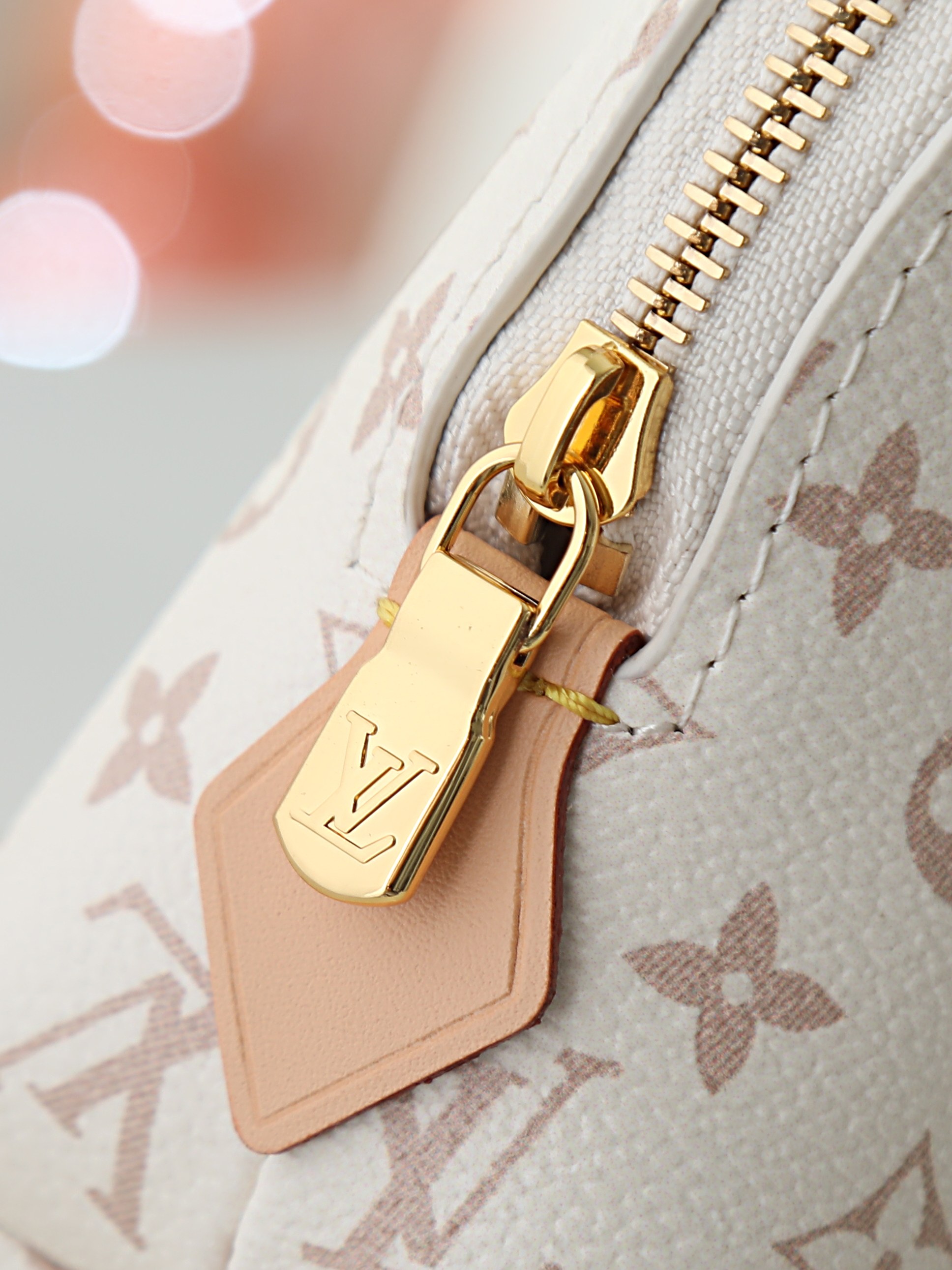 【顶级品质】 M29675 白花 功能性小袋在Monogram・反向帆布上更新为经典的路易威登风格的“Pochett・C 【顶级品质】 M29675 白花 功能性小袋在Monogram・反向帆布上更新为经典的路易威登风格的“Pochett・C