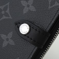【顶级品质】 M29550 黑花 本款护照套可通过按扣开启,结合 Monogram 帆布、皮革内衬和 VVN 饰边,陪 【顶级品质】 M29550 黑花 本款护照套可通过按扣开启,结合 Monogram 帆布、皮革内衬和 VVN 饰边,陪