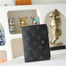 【顶级品质】 M29550 黑花 本款护照套可通过按扣开启,结合 Monogram 帆布、皮革内衬和 VVN 饰边,陪 【顶级品质】 M29550 黑花 本款护照套可通过按扣开启,结合 Monogram 帆布、皮革内衬和 VVN 饰边,陪