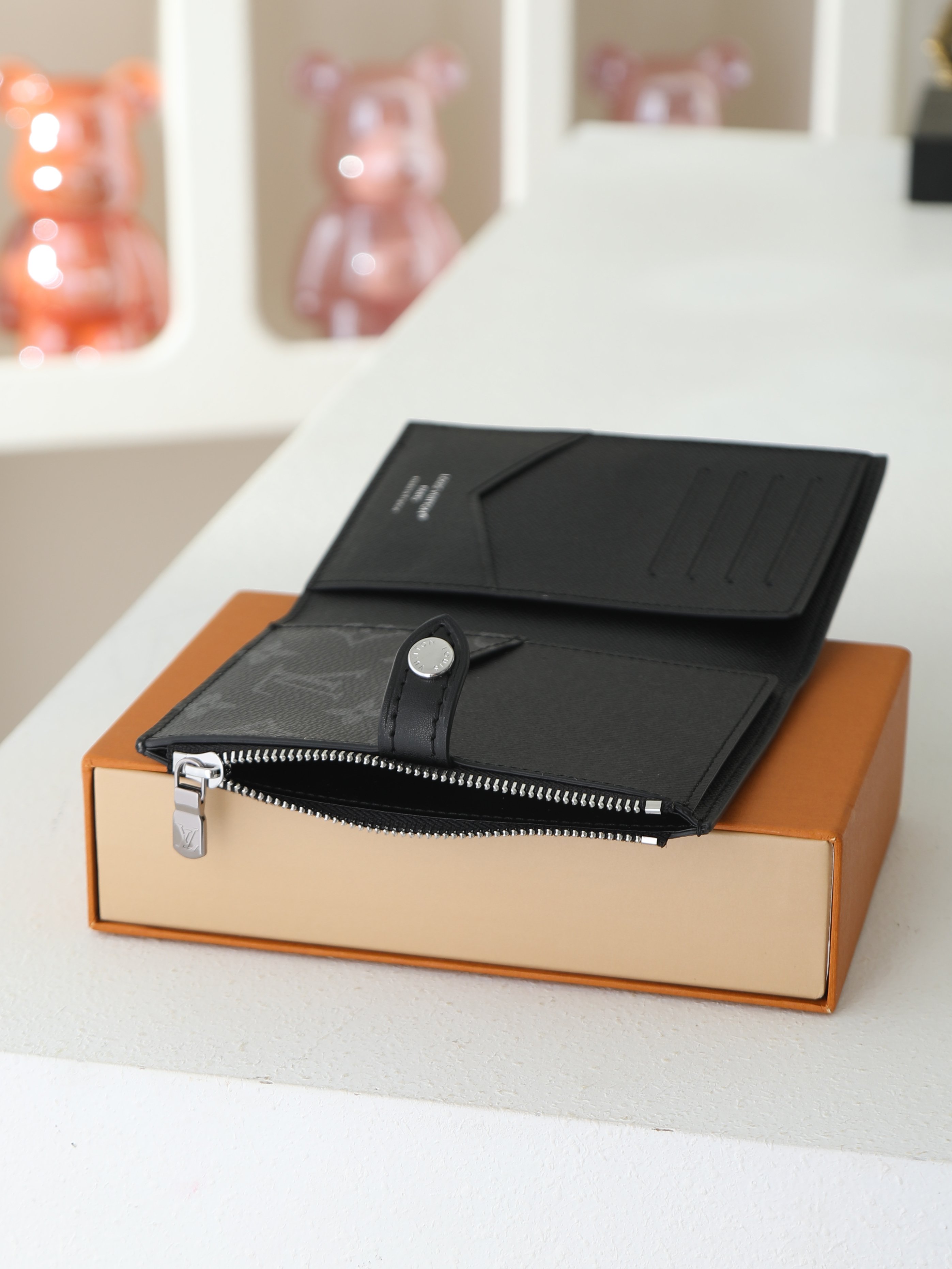 【顶级品质】 M29550 黑花 本款护照套可通过按扣开启,结合 Monogram 帆布、皮革内衬和 VVN 饰边,陪 【顶级品质】 M29550 黑花 本款护照套可通过按扣开启,结合 Monogram 帆布、皮革内衬和 VVN 饰边,陪