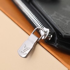 【顶级品质】 M29550 黑花 本款护照套可通过按扣开启,结合 Monogram 帆布、皮革内衬和 VVN 饰边,陪 【顶级品质】 M29550 黑花 本款护照套可通过按扣开启,结合 Monogram 帆布、皮革内衬和 VVN 饰边,陪