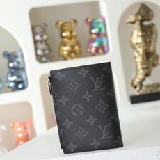 【顶级品质】 M29550 黑花 本款护照套可通过按扣开启,结合 Monogram 帆布、皮革内衬和 VVN 饰边,陪 【顶级品质】 M29550 黑花 本款护照套可通过按扣开启,结合 Monogram 帆布、皮革内衬和 VVN 饰边,陪