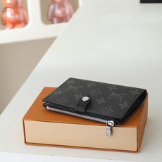 【顶级品质】 M29550 黑花 本款护照套可通过按扣开启,结合 Monogram 帆布、皮革内衬和 VVN 饰边,陪 【顶级品质】 M29550 黑花 本款护照套可通过按扣开启,结合 Monogram 帆布、皮革内衬和 VVN 饰边,陪