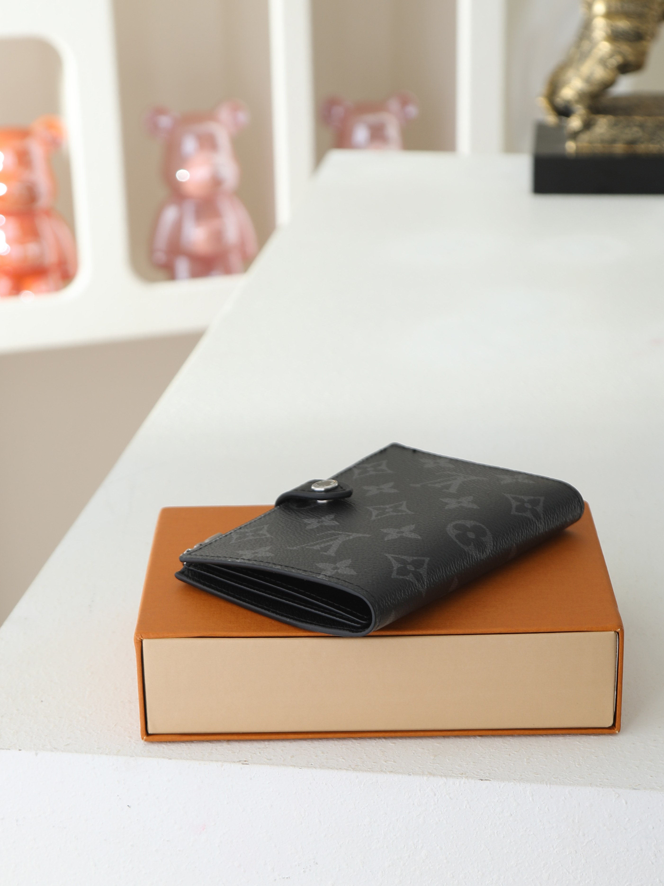 【顶级品质】 M29550 黑花 本款护照套可通过按扣开启,结合 Monogram 帆布、皮革内衬和 VVN 饰边,陪 【顶级品质】 M29550 黑花 本款护照套可通过按扣开启,结合 Monogram 帆布、皮革内衬和 VVN 饰边,陪
