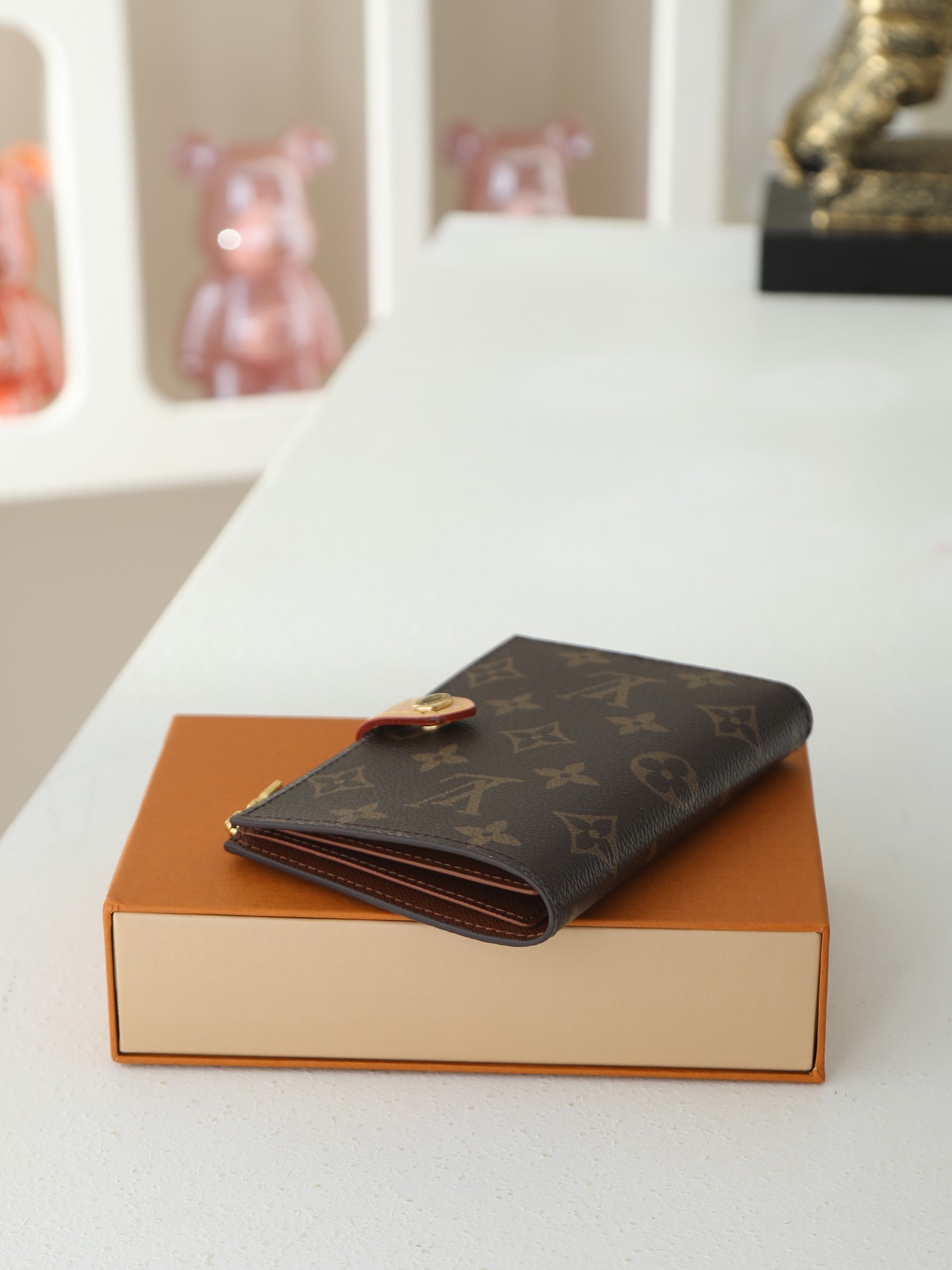 【顶级品质】 M29550 老花  本款护照套可通过按扣开启，结合 Monogram 帆布、皮革内衬和 VVN 饰边，陪
