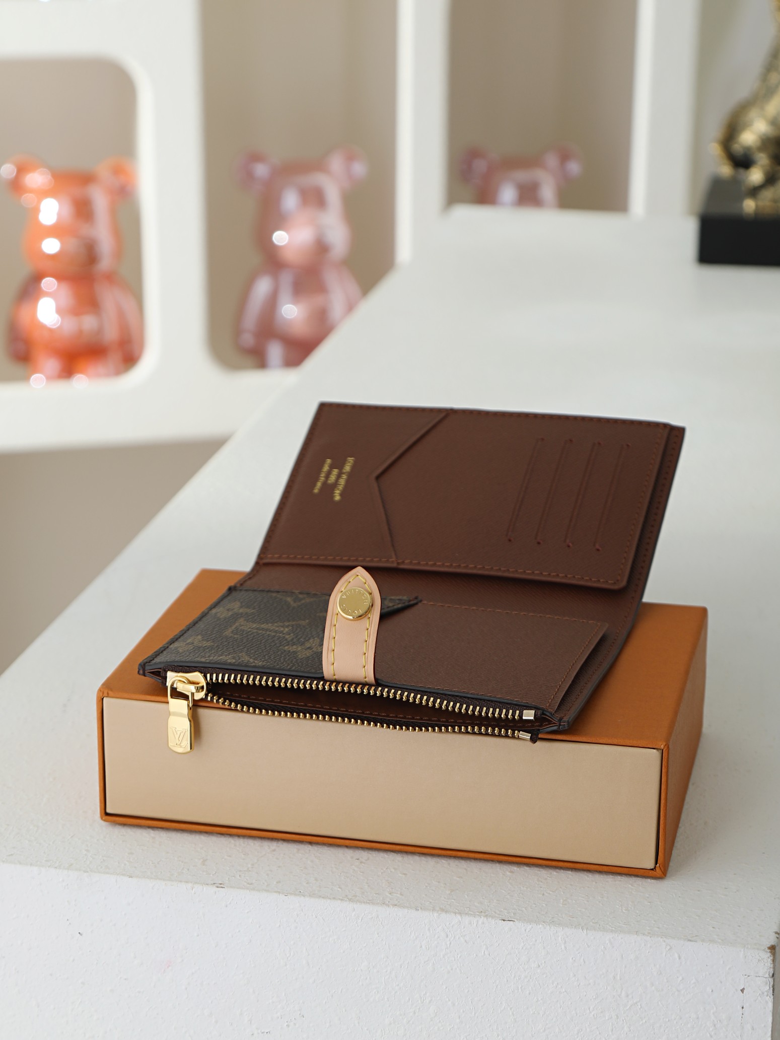 【顶级品质】 M29550 老花  本款护照套可通过按扣开启，结合 Monogram 帆布、皮革内衬和 VVN 饰边，陪
