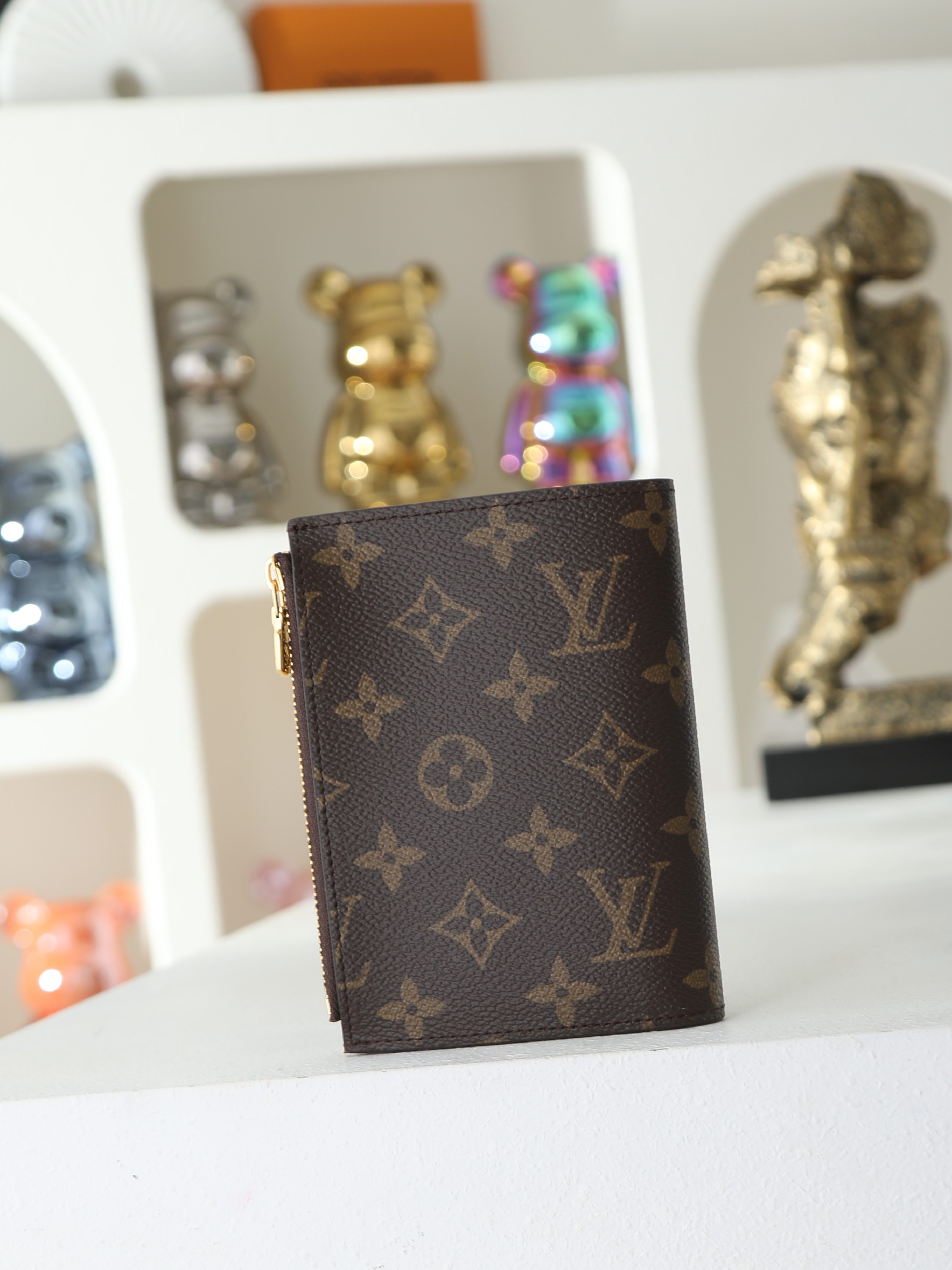 【顶级品质】 M29550 老花  本款护照套可通过按扣开启，结合 Monogram 帆布、皮革内衬和 VVN 饰边，陪