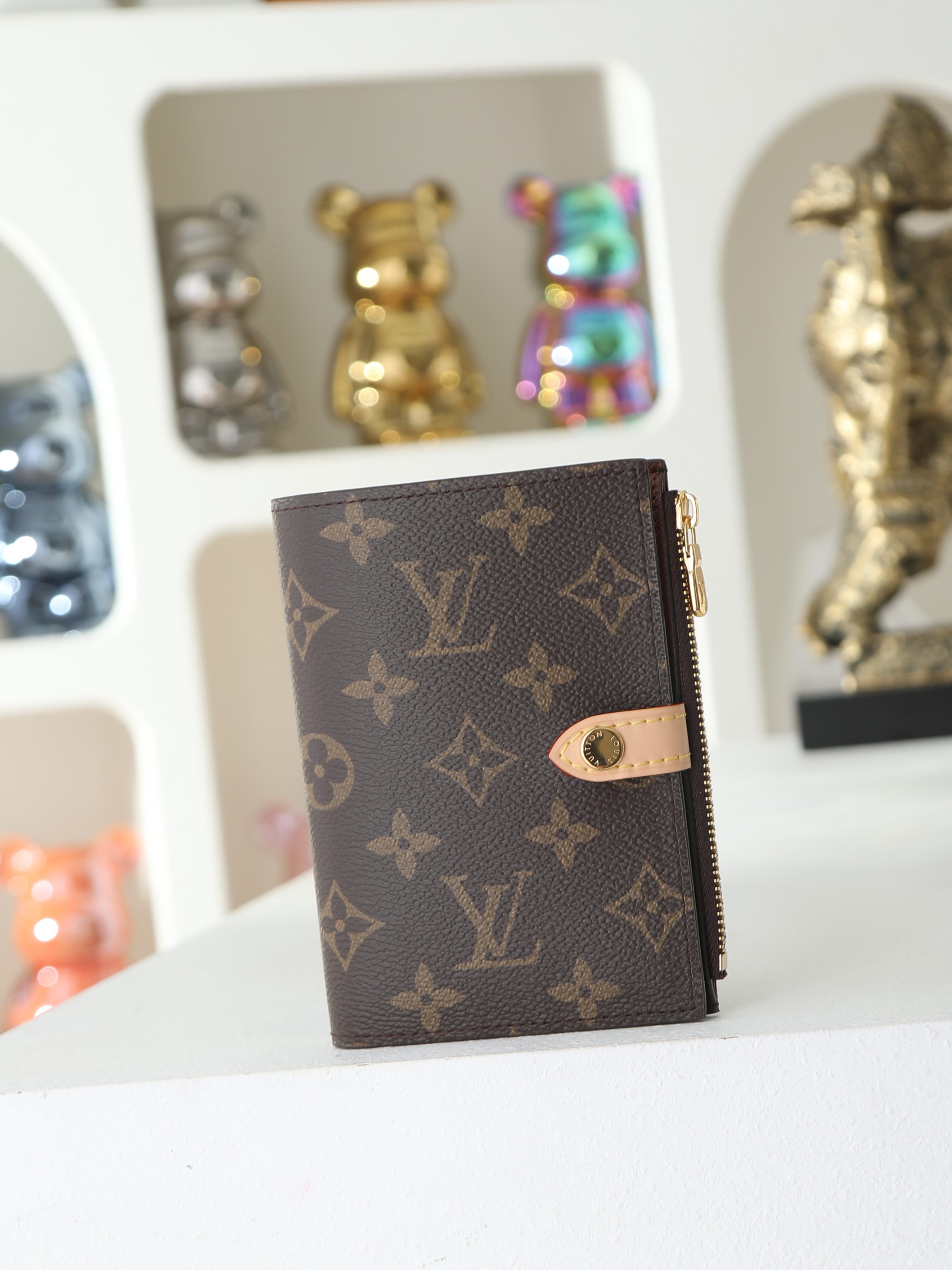 【顶级品质】 M29550 老花  本款护照套可通过按扣开启，结合 Monogram 帆布、皮革内衬和 VVN 饰边，陪