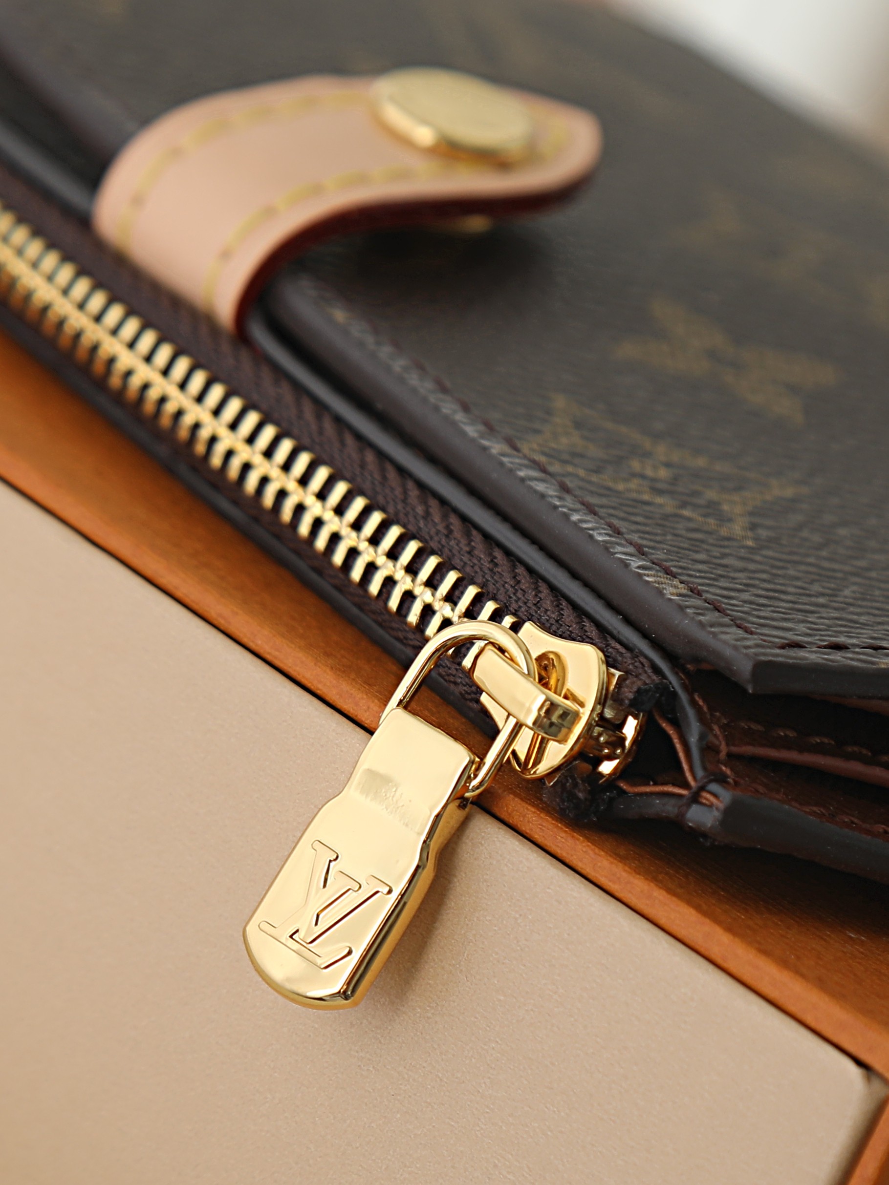 【顶级品质】 M29550 老花  本款护照套可通过按扣开启，结合 Monogram 帆布、皮革内衬和 VVN 饰边，陪
