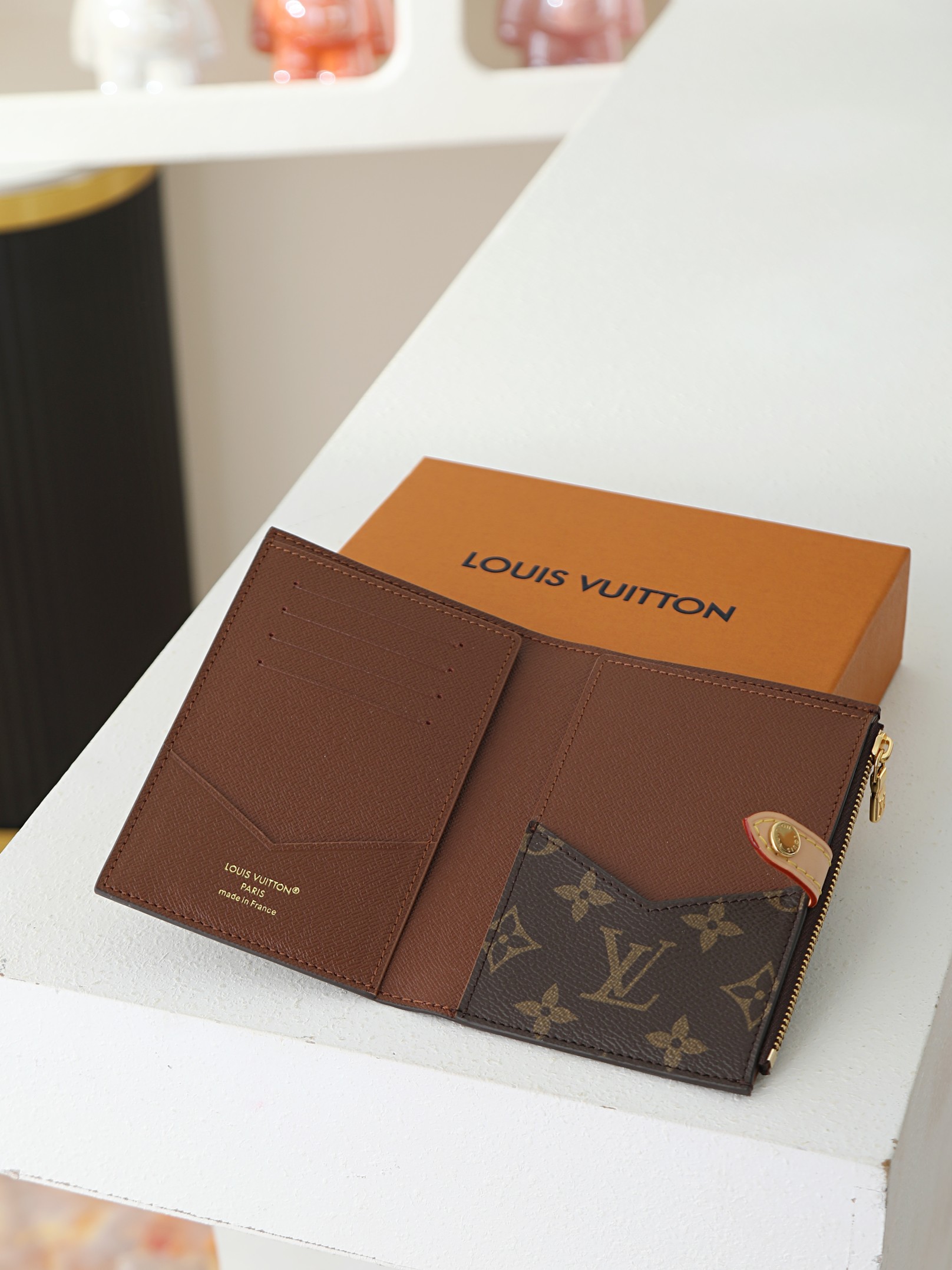 【顶级品质】 M29550 老花  本款护照套可通过按扣开启，结合 Monogram 帆布、皮革内衬和 VVN 饰边，陪