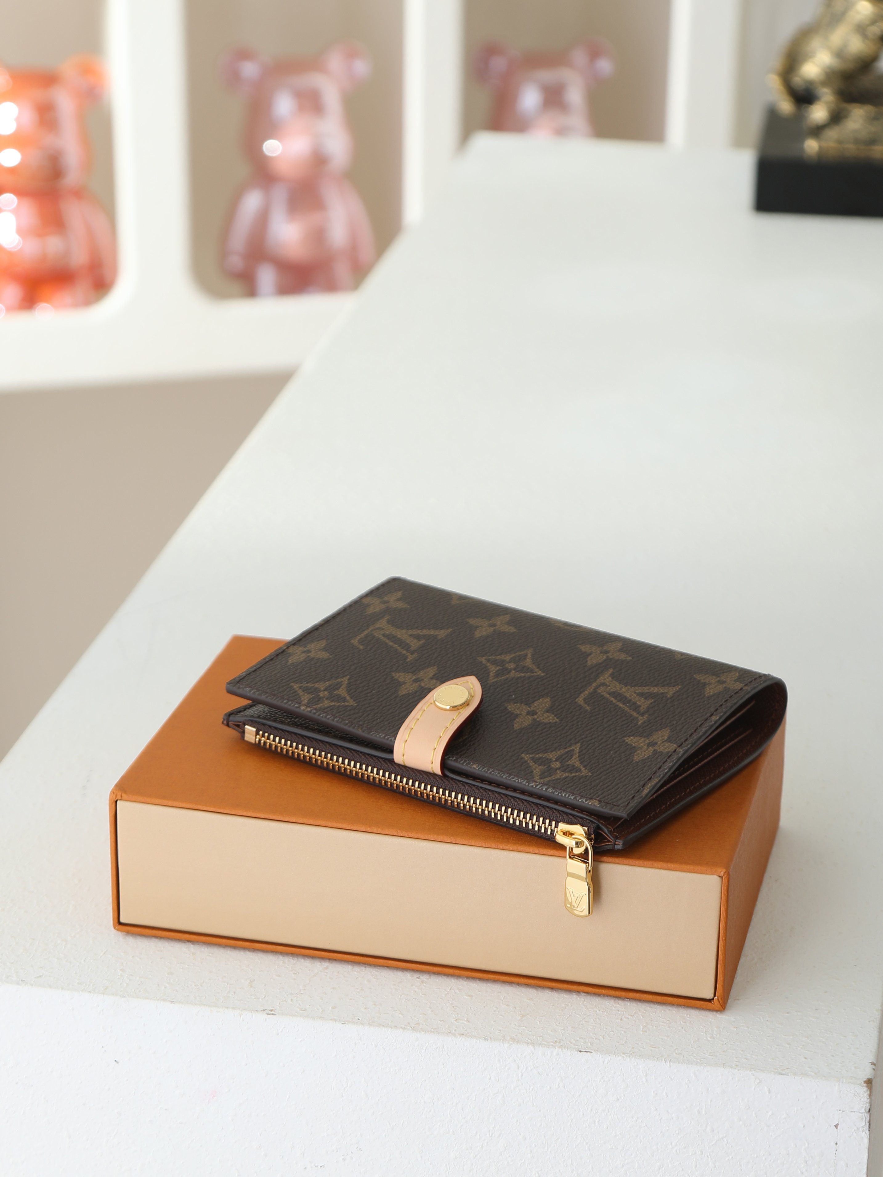 【顶级品质】 M29550 老花  本款护照套可通过按扣开启，结合 Monogram 帆布、皮革内衬和 VVN 饰边，陪