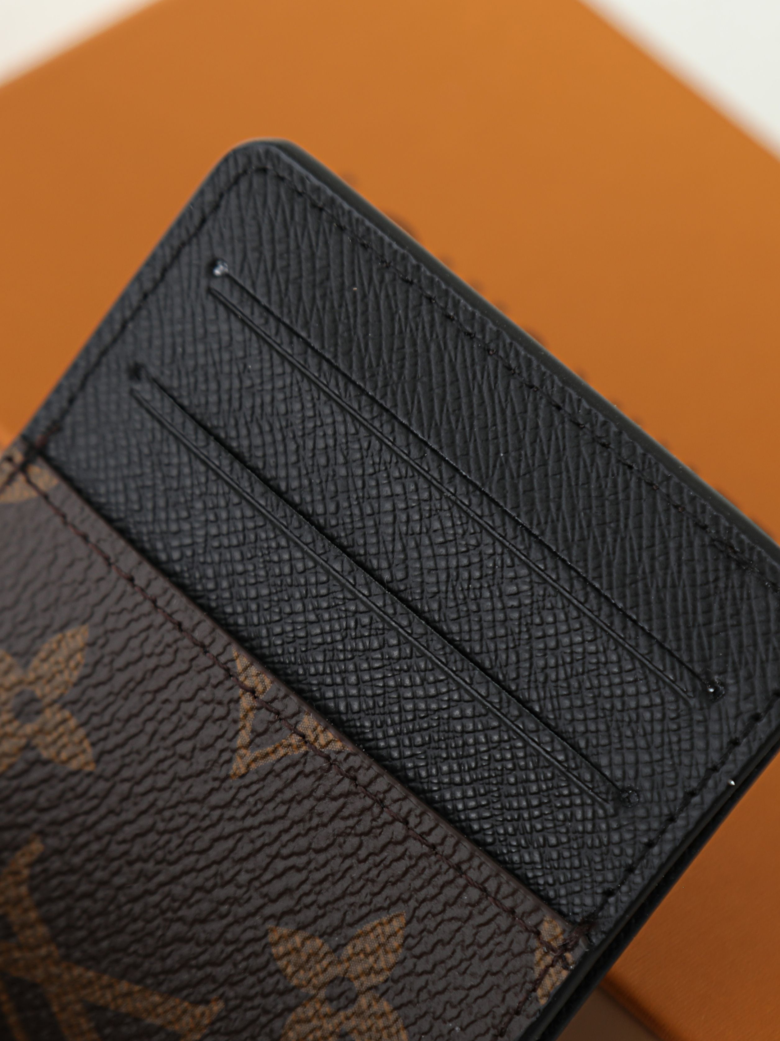 【顶级品质】 M60166 老花黑 以 Monogram Macassar 帆布制成的 Neo 卡包是携带重要卡片的首选 【顶级品质】 M60166 老花黑 以 Monogram Macassar 帆布制成的 Neo 卡包是携带重要卡片的首选