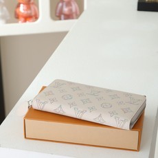 【顶级品质】 M2a015 渐变色 以梅森标志性的玛希娜皮革的微妙香水为色彩调的渐变,加入了本季特有的更新“吉普提壁纸” 【顶级品质】 M2a015 渐变色 以梅森标志性的玛希娜皮革的微妙香水为色彩调的渐变,加入了本季特有的更新“吉普提壁纸”