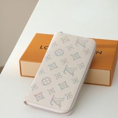 【顶级品质】 M2a015 渐变色 以梅森标志性的玛希娜皮革的微妙香水为色彩调的渐变,加入了本季特有的更新“吉普提壁纸” 【顶级品质】 M2a015 渐变色 以梅森标志性的玛希娜皮革的微妙香水为色彩调的渐变,加入了本季特有的更新“吉普提壁纸”