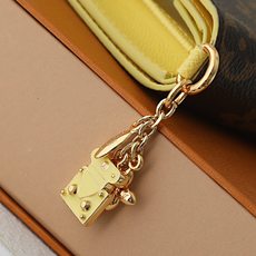 【顶级品质】 M29791 老花黄 本款Charms 卡夹出自 Rainbow 彩虹系列,以现代视角致意品牌经典传承。标 【顶级品质】 M29791 老花黄 本款Charms 卡夹出自 Rainbow 彩虹系列,以现代视角致意品牌经典传承。标