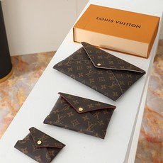 【顶级品质】 M62034 三件套 此款Pochette Kirigami 3合1手袋由3个独立小包组成,可如俄罗斯套 【顶级品质】 M62034 三件套 此款Pochette Kirigami 3合1手袋由3个独立小包组成,可如俄罗斯套
