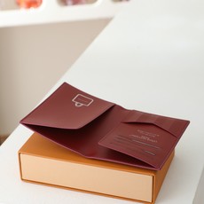 【顶级品质】 M2a444 蓝色 本款护照套取材 LV Packaging 皮革,以压印和印花工艺于牛皮革描绘“LOUI 【顶级品质】 M2a444 蓝色 本款护照套取材 LV Packaging 皮革,以压印和印花工艺于牛皮革描绘“LOUI