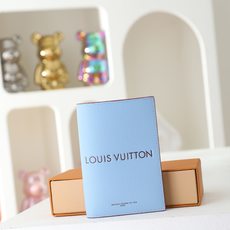 【顶级品质】 M2a444 蓝色 本款护照套取材 LV Packaging 皮革,以压印和印花工艺于牛皮革描绘“LOUI 【顶级品质】 M2a444 蓝色 本款护照套取材 LV Packaging 皮革,以压印和印花工艺于牛皮革描绘“LOUI