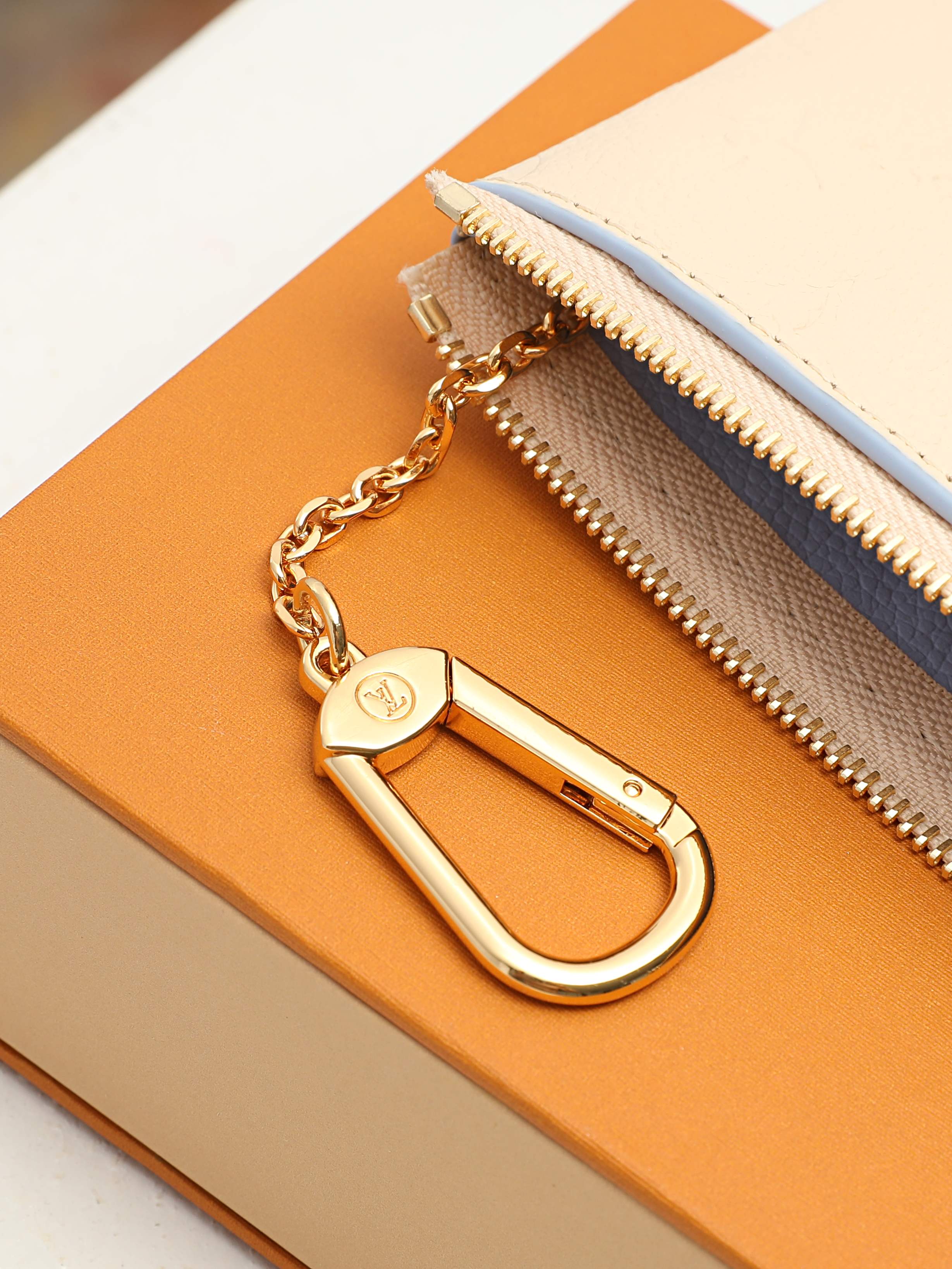 【顶级品质】 M29816 杏色 Rainbow彩虹系列当季新品,采用品牌标志性Monogram Empreinte压纹 【顶级品质】 M29816 杏色 Rainbow彩虹系列当季新品,采用品牌标志性Monogram Empreinte压纹