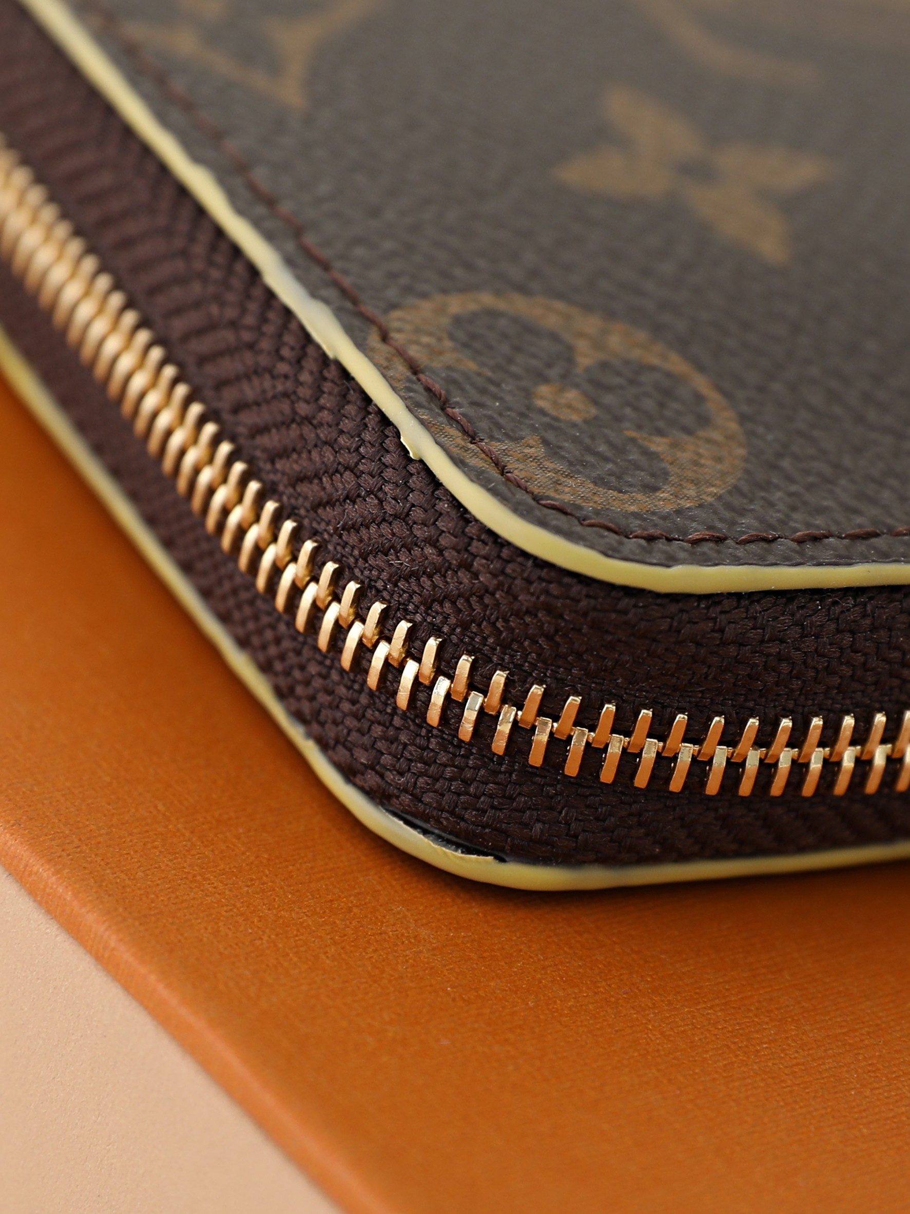 【顶级品质】 M29789 老花绿 短款拉链零钱包Noa钱夹,经典Monogram涂层帆布,耐磨抗造,标志性老花图案辨识 【顶级品质】 M29789 老花绿 短款拉链零钱包Noa钱夹,经典Monogram涂层帆布,耐磨抗造,标志性老花图案辨识