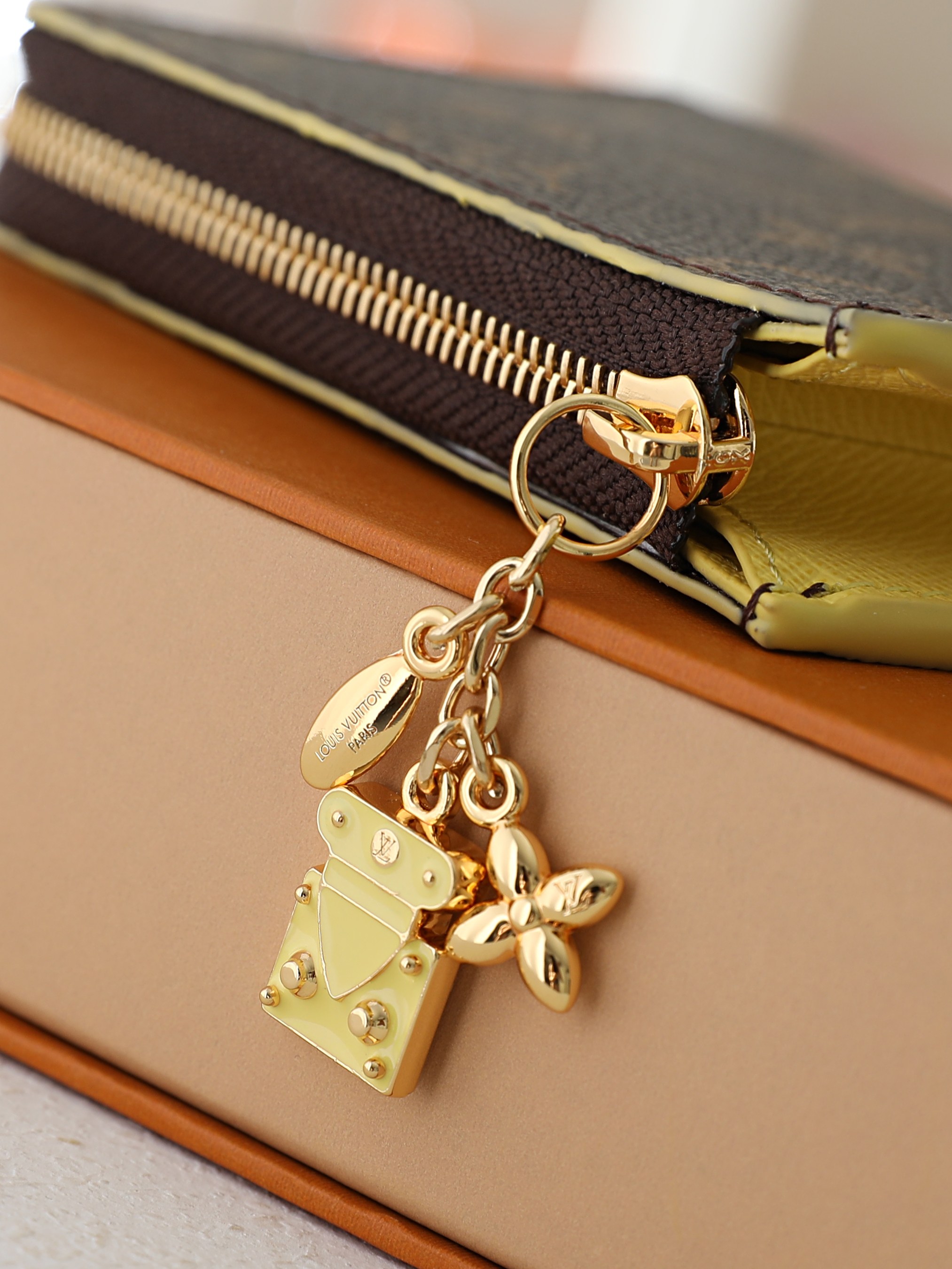 【顶级品质】 M29789 老花绿 短款拉链零钱包Noa钱夹,经典Monogram涂层帆布,耐磨抗造,标志性老花图案辨识 【顶级品质】 M29789 老花绿 短款拉链零钱包Noa钱夹,经典Monogram涂层帆布,耐磨抗造,标志性老花图案辨识