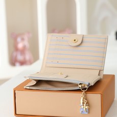 【顶级品质】 M29808 蓝色 以双色调和内部印刷的细节进行了更新,本季特有的“Portofoille Lisa”登场 【顶级品质】 M29808 蓝色 以双色调和内部印刷的细节进行了更新,本季特有的“Portofoille Lisa”登场