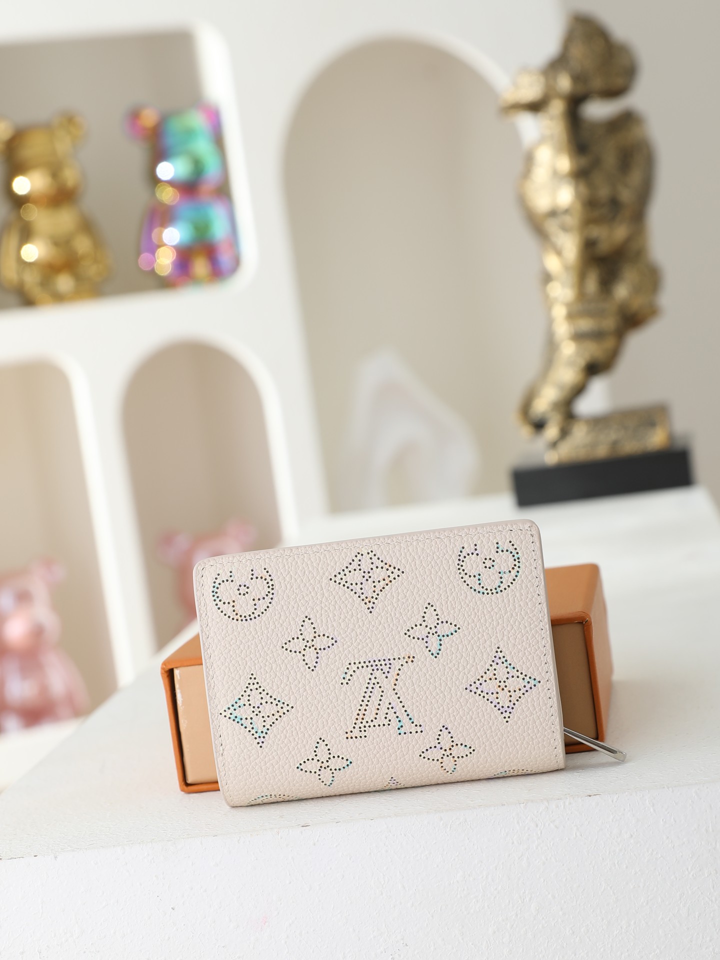 【顶级品质】 M2a008 渐变色 日本先行限定款 Cléa Wallet 材质:Mahina粒面小牛皮,幻彩打孔镂空老 【顶级品质】 M2a008 渐变色 日本先行限定款 Cléa Wallet 材质:Mahina粒面小牛皮,幻彩打孔镂空老