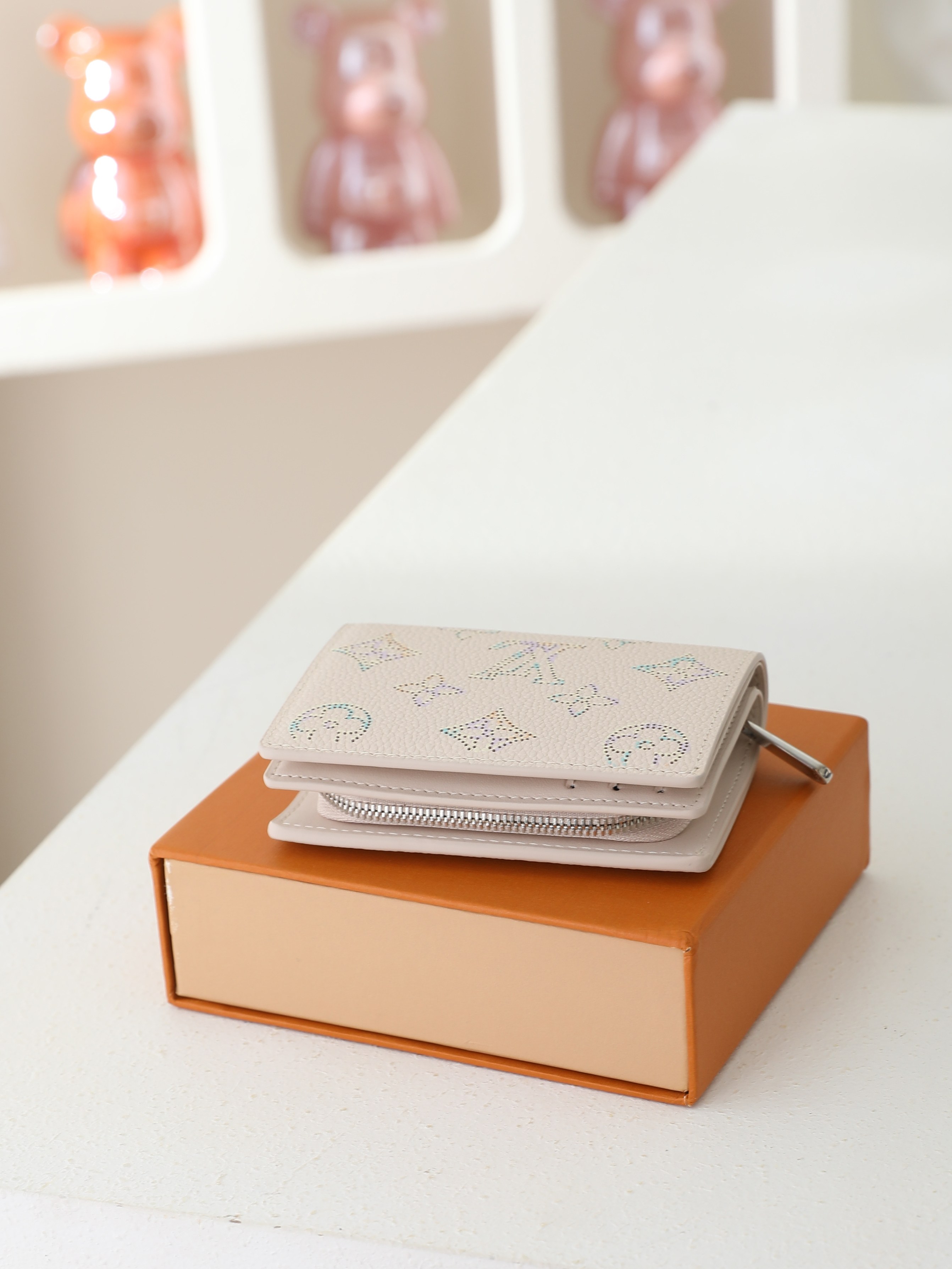 【顶级品质】 M2a008 渐变色 日本先行限定款 Cléa Wallet 材质:Mahina粒面小牛皮,幻彩打孔镂空老 【顶级品质】 M2a008 渐变色 日本先行限定款 Cléa Wallet 材质:Mahina粒面小牛皮,幻彩打孔镂空老