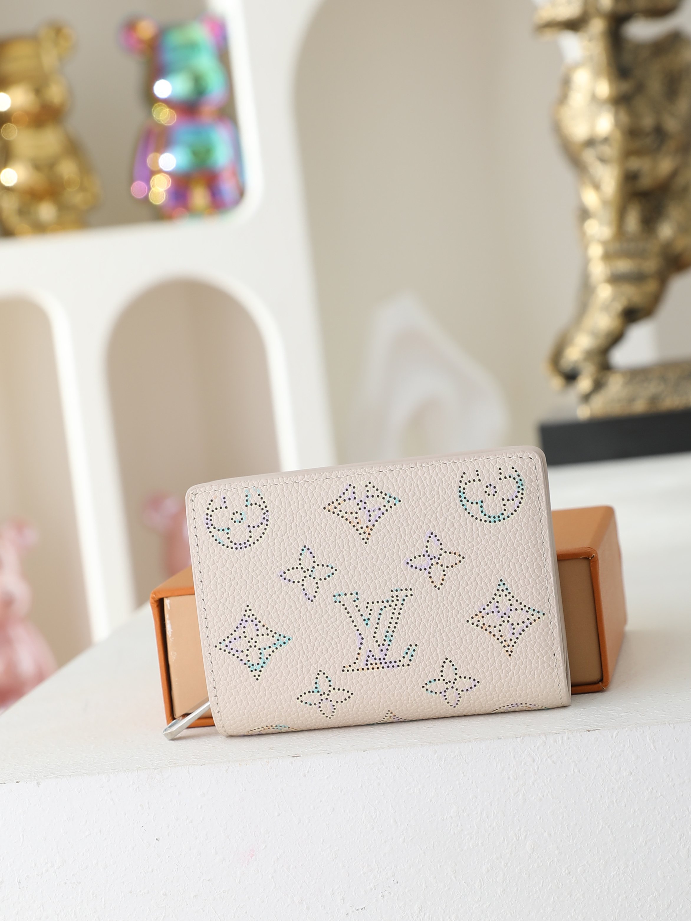 【顶级品质】 M2a008 渐变色 日本先行限定款 Cléa Wallet 材质:Mahina粒面小牛皮,幻彩打孔镂空老 【顶级品质】 M2a008 渐变色 日本先行限定款 Cléa Wallet 材质:Mahina粒面小牛皮,幻彩打孔镂空老