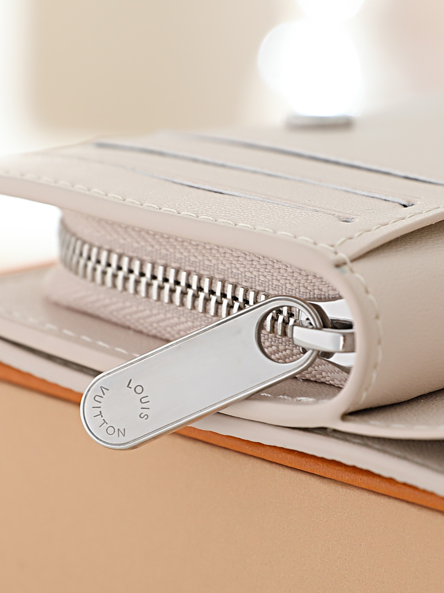 【顶级品质】 M2a008 渐变色 日本先行限定款 Cléa Wallet 材质:Mahina粒面小牛皮,幻彩打孔镂空老 【顶级品质】 M2a008 渐变色 日本先行限定款 Cléa Wallet 材质:Mahina粒面小牛皮,幻彩打孔镂空老