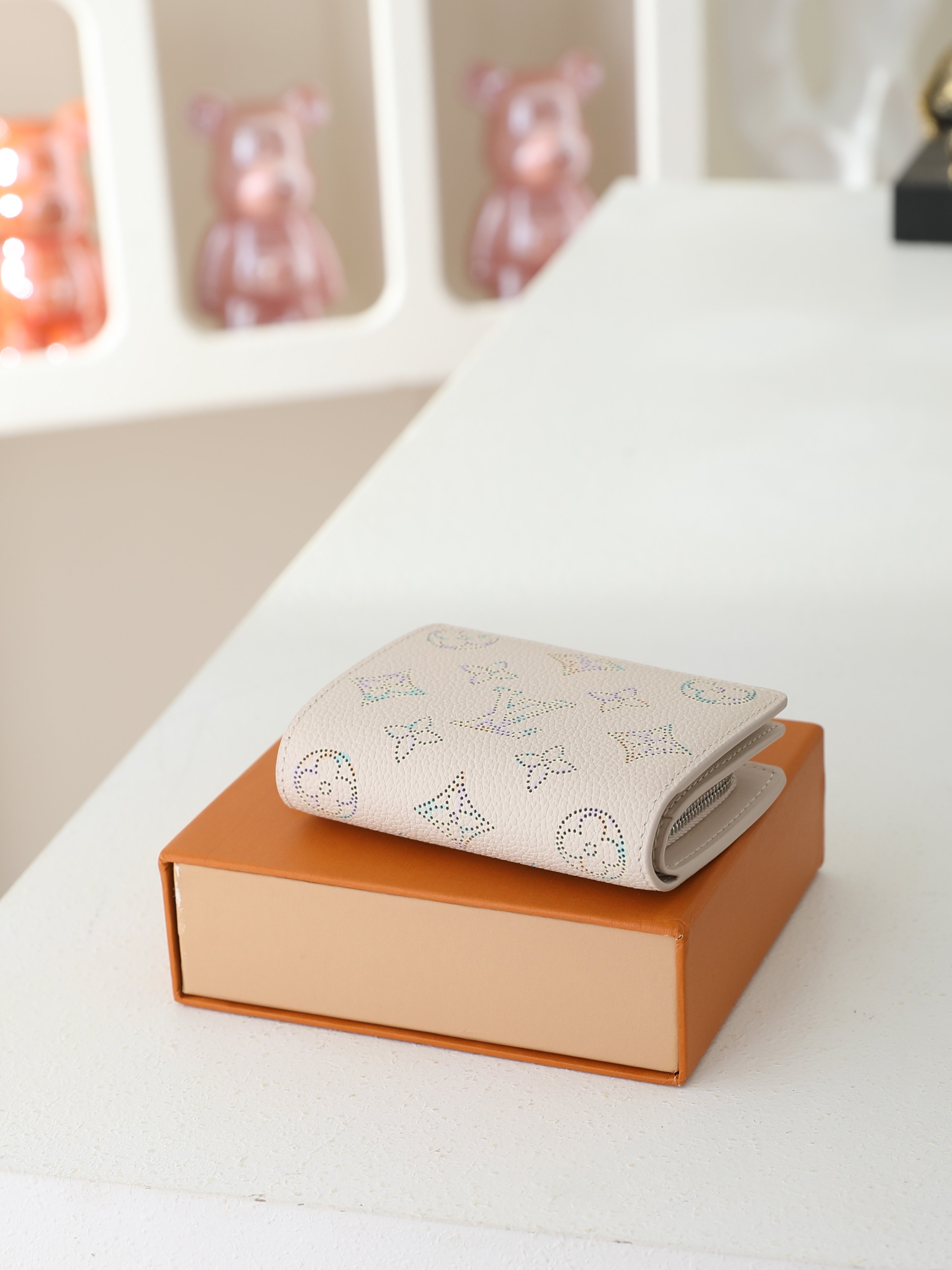 【顶级品质】 M2a008 渐变色 日本先行限定款 Cléa Wallet 材质:Mahina粒面小牛皮,幻彩打孔镂空老 【顶级品质】 M2a008 渐变色 日本先行限定款 Cléa Wallet 材质:Mahina粒面小牛皮,幻彩打孔镂空老
