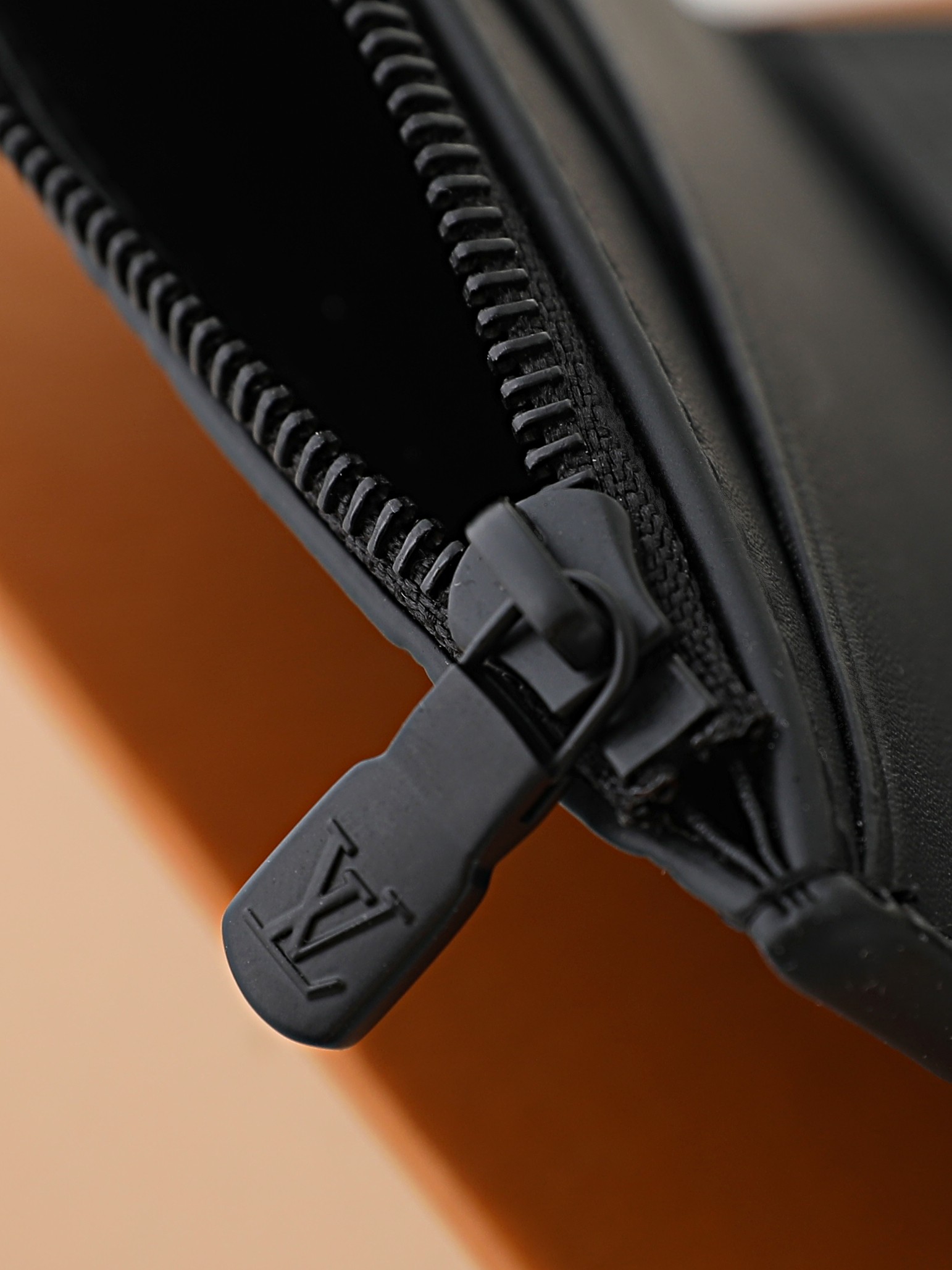 【顶级品质】 M12635 黑压 這款優雅的Victor錢包以Monogram Eclipse帆布製作,可放置零錢、名片 【顶级品质】 M12635 黑压 這款優雅的Victor錢包以Monogram Eclipse帆布製作,可放置零錢、名片