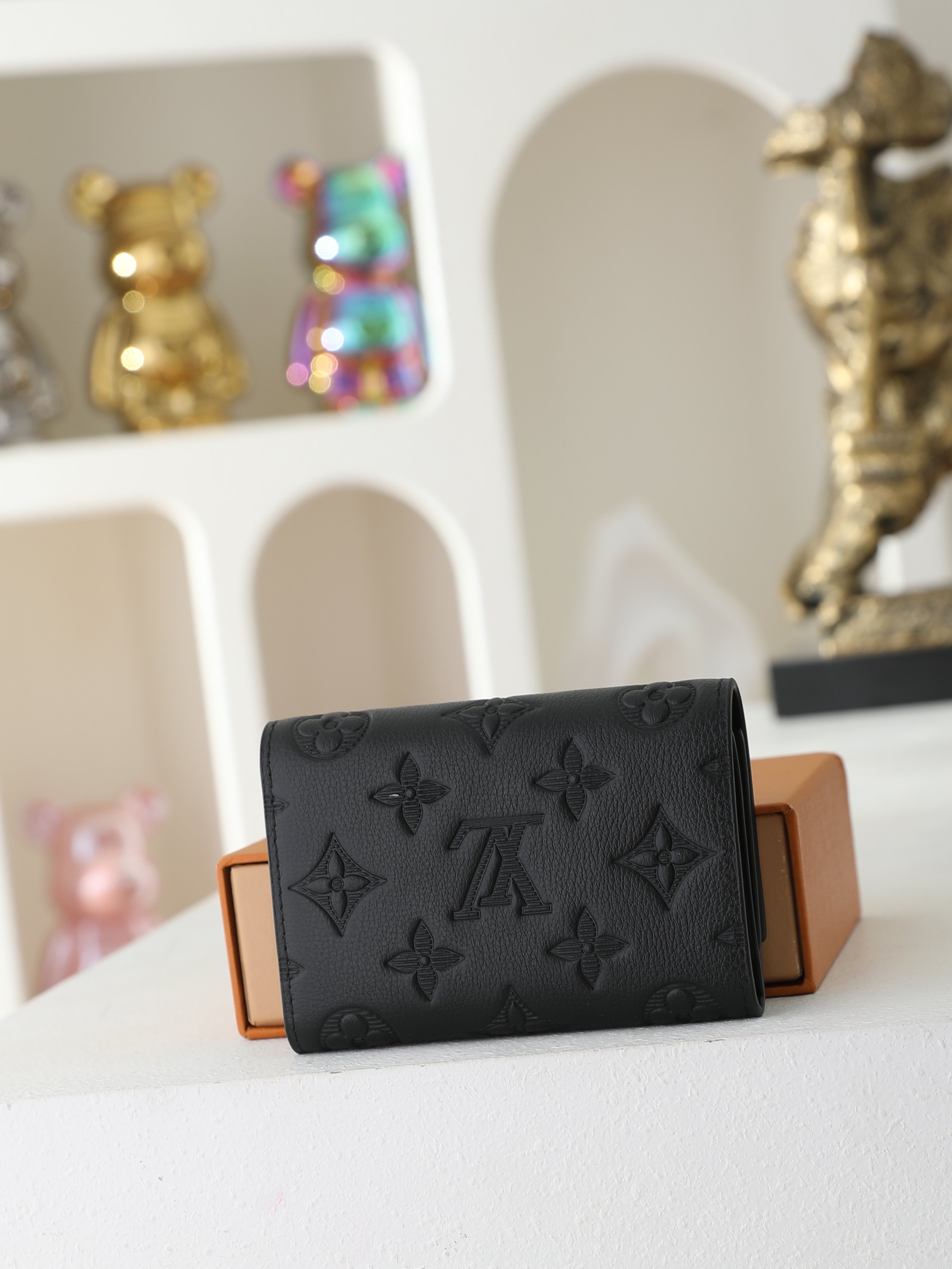 【顶级品质】 M12635 黑压 這款優雅的Victor錢包以Monogram Eclipse帆布製作,可放置零錢、名片 【顶级品质】 M12635 黑压 這款優雅的Victor錢包以Monogram Eclipse帆布製作,可放置零錢、名片