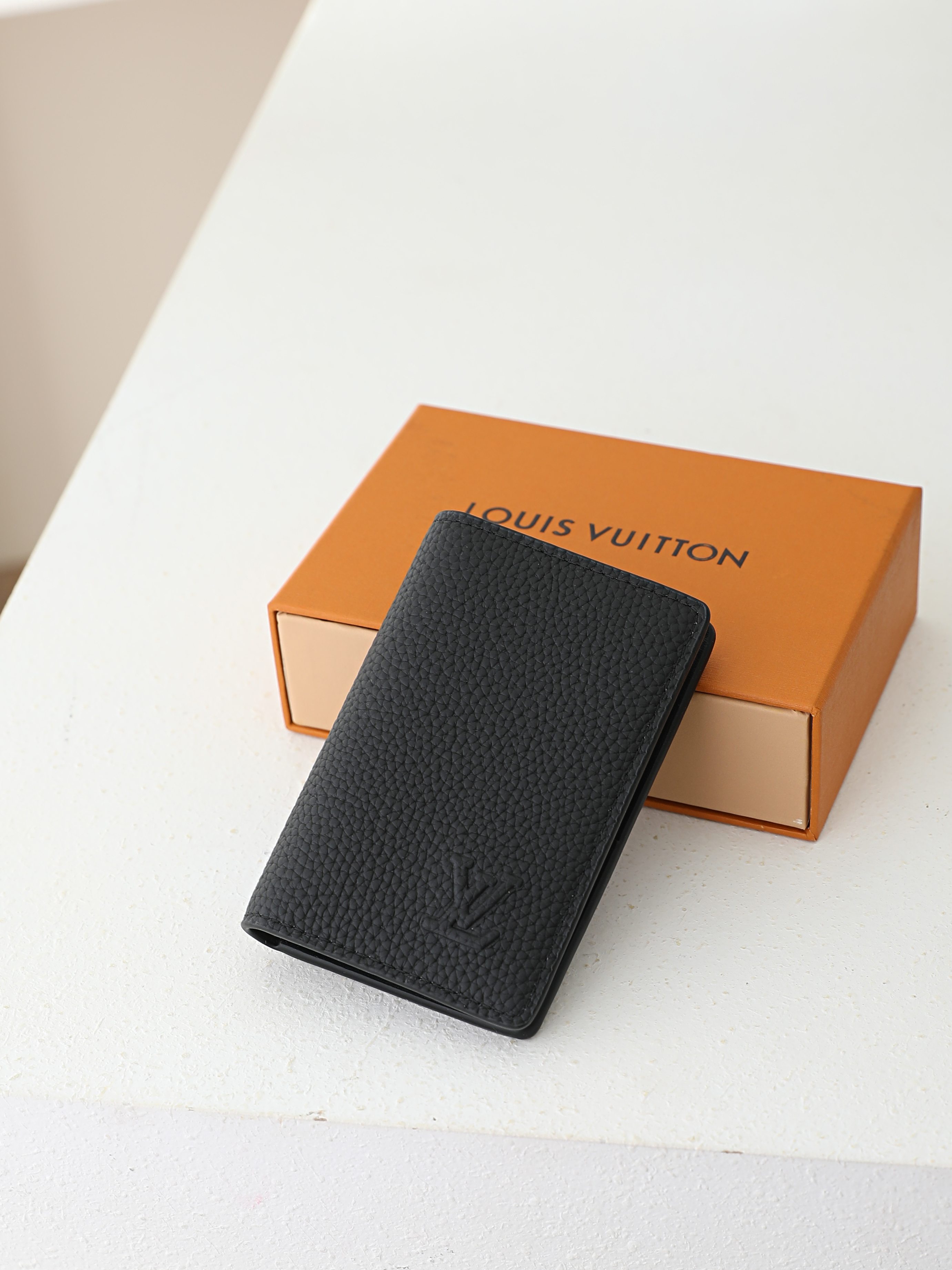 【顶级品质】 M25951 荔枝纹 “Organizer de Posh”。这是作为“LV AeroGram”系列的一部