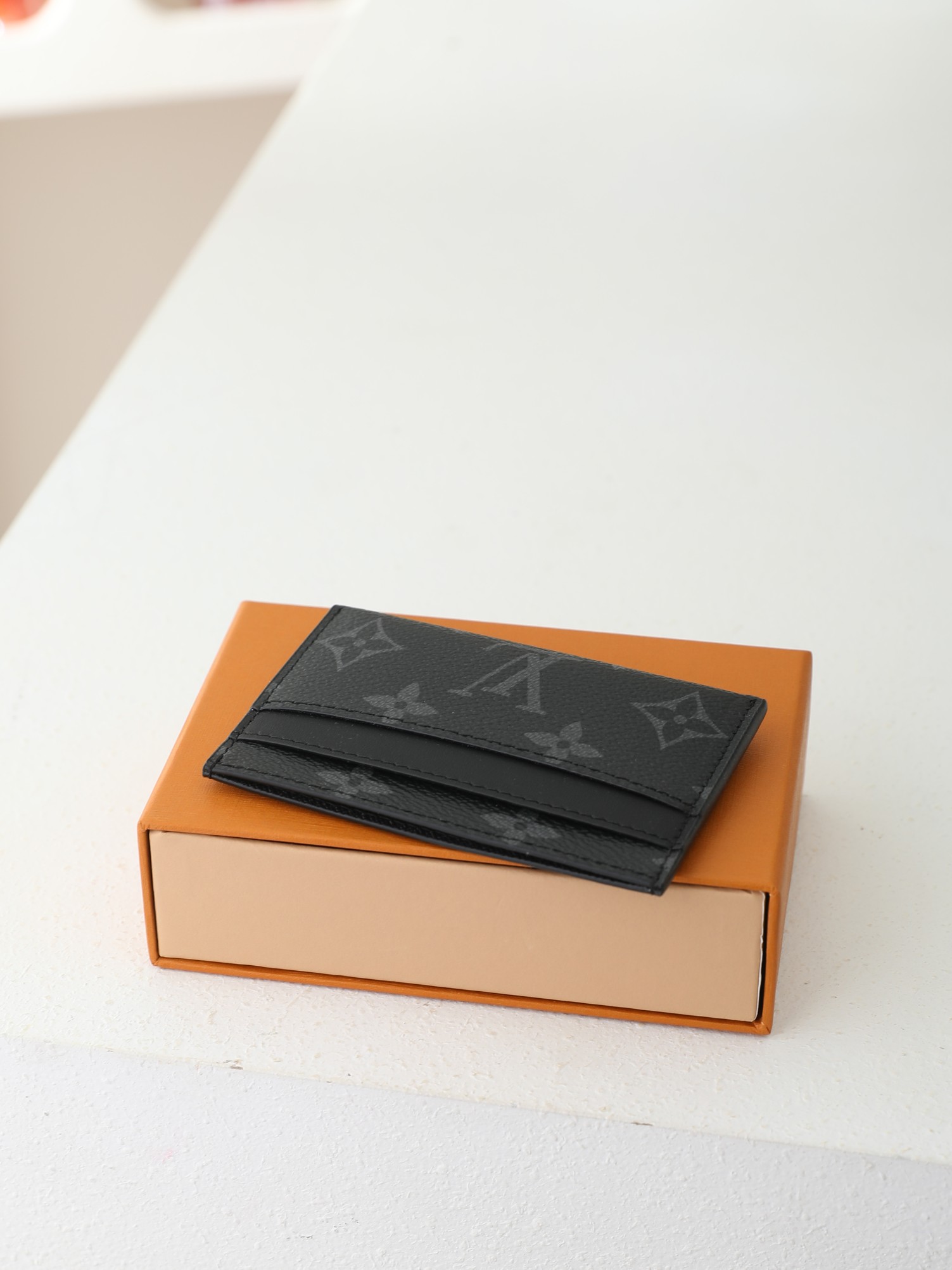 【顶级品质】 M62170 黑花 此款采用全新Monogram Eclipse涂层帆布材质的卡片夹风格靓丽而时髦,体积小 【顶级品质】 M62170 黑花 此款采用全新Monogram Eclipse涂层帆布材质的卡片夹风格靓丽而时髦,体积小