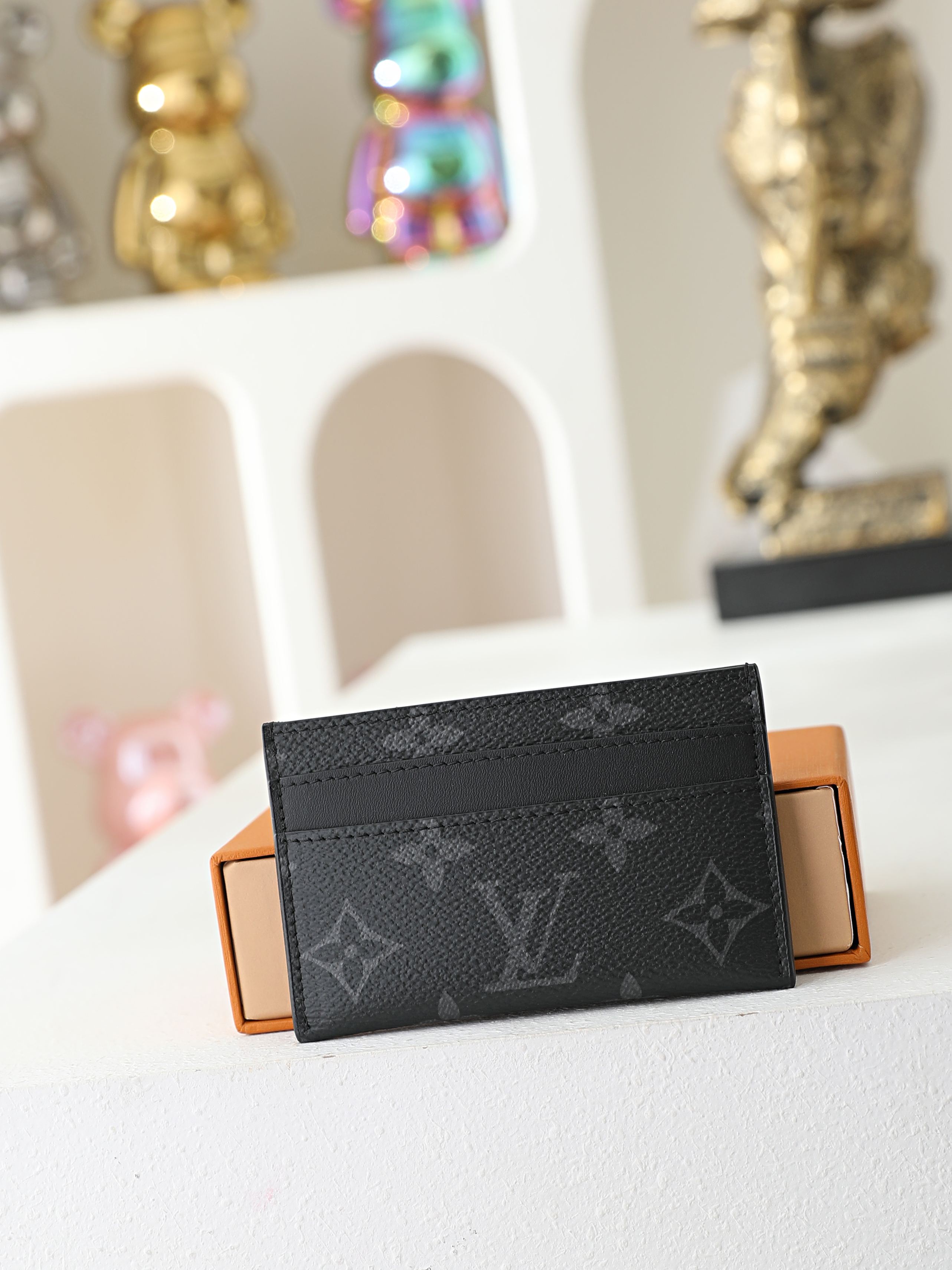 【顶级品质】 M62170 黑花 此款采用全新Monogram Eclipse涂层帆布材质的卡片夹风格靓丽而时髦,体积小 【顶级品质】 M62170 黑花 此款采用全新Monogram Eclipse涂层帆布材质的卡片夹风格靓丽而时髦,体积小