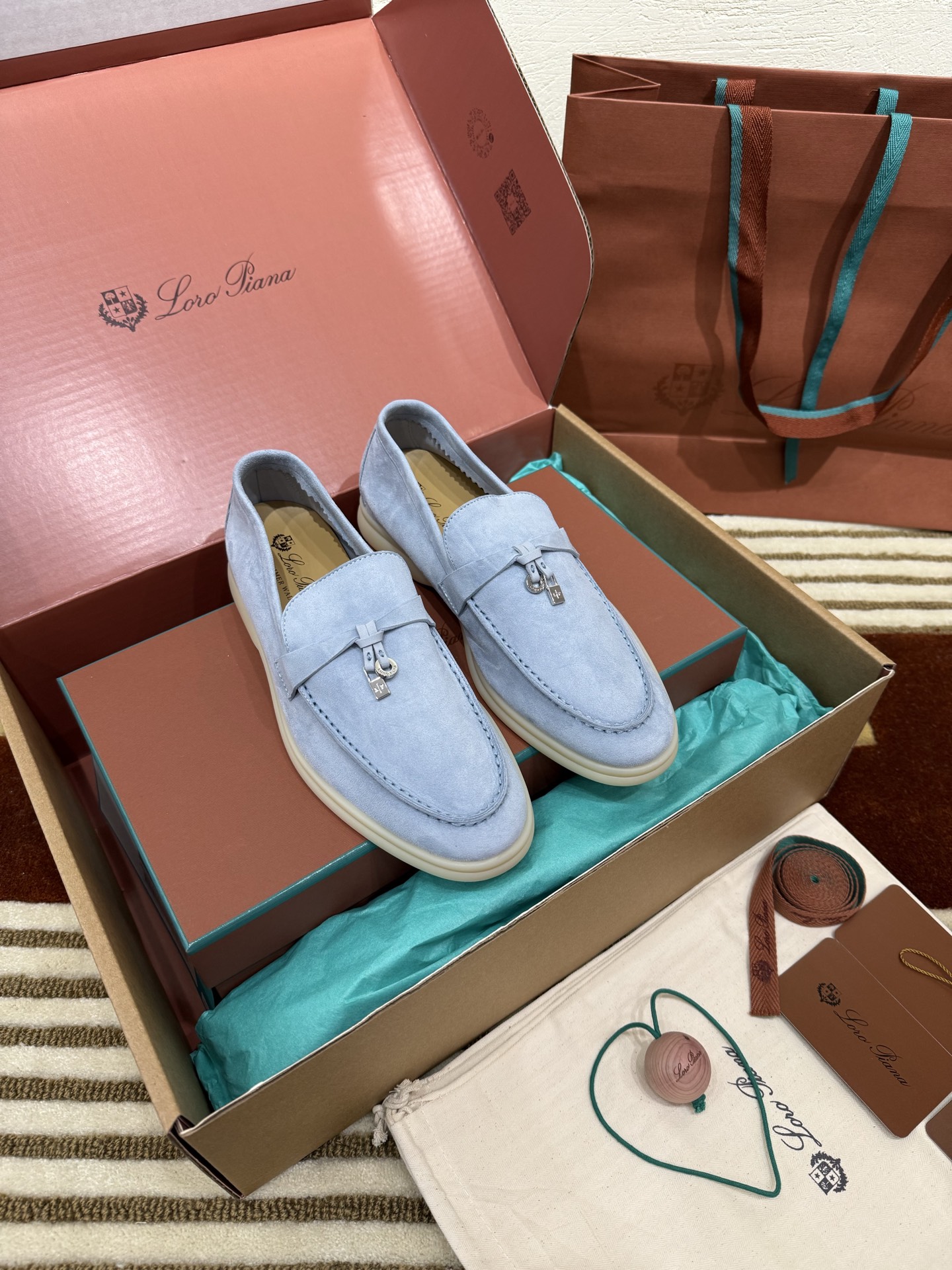 NO:408755,Light Blue. Identify LP Nouo Pianya’s top company product. Loro Piana [Women’s Shoes]——— LP classic semi-walking, comfortable and casual soft leather flat shoes, made of soft unlined suede cowhide leather, and light-colored rubber soles. It is a casual feature of Loro Piana shoes. The front of the upper is tied with My Charms mini pendant. Since most of the process is hand-made, this lightweight soft leather flat shoes can provide better comfort. The anti-slip surface of the sole is formed by repeated relief patterns in the abbreviation of the Loro Piana brand. It is low-key and luxurious. Only when you wear it yourself can you know how comfortable it is!  The styles are all worn by upper-class people who have status and want high quality in the world and keep a low profile, which is the legendary endorsement of what you pay for and what you pay for!  The ace loafers, I only know that I can’t let our feet down after wearing them [smile] Wooden ball: It comes with fragrance, anti-mold, moisture-proof and deworming!  Custom imported suede cowhide leather in the inner lining imported tire cowhide piping original calf leather footbed imported benzene dyed calf leather midsole custom cowhide midsole Exclusive original light color latex sole Hardware exclusive original pendant Midsole Exclusive original foam midsole Size-standard (.. Customized non-return and exchange) Women, men [with aircraft box] Default packaging exclusive original packaging (tag brand paper outer box handbag tote bag camphor ball aircraft box), casual shoes/sports shoes, loro piana, loro piana, loafers, flats, sneakers, cowhide19860909浅蓝 认准LP诺悠翩雅顶级公司货 Loro Piana【女鞋】——— LP经典半拖,舒适休闲的软皮平地鞋,采用柔软的无衬里绒面牛皮革制作,浅色橡胶鞋底,是Loro Piana鞋履共有的休闲特色,鞋面前部饰带,配以My Charms迷你吊坠.由于大部分过程均采用费工夫的手工制作,这款轻盈的软皮平底鞋能提供更好舒适感.鞋底具防滑表面,由Loro Piana品牌字母缩写的重复浮雕图案形成,低调奢华,只有自己穿了才知道有多舒服！ 的款式都是世界上有身份且希望高品质 保持低调做派的上层人士穿着,也就是传说中的一分钱一分货、一分钱三分货的代言！ 的王牌乐福鞋,穿了才知道不能辜负我们的双脚[偷笑] 木球:自带清香 防霉防潮驱虫！ 面料定制进口绒面牛皮革 内里定制进口胎牛皮 滚边原版小牛皮 垫脚进口苯染小牛皮 中底定制牛皮皮中底 大底独家原版浅色乳胶鞋底 五金独家原版吊坠 中底独家原版发泡中底 码数-标准码（..定制不退换） 女,男【带飞机盒】 默认包装独家原版包装（吊牌品牌纸外盒手提袋樟木球飞机盒）,休闲鞋/运动鞋,loro piana,loro piana,loafers,flats,sneakers,cowhide,Women's Shoes