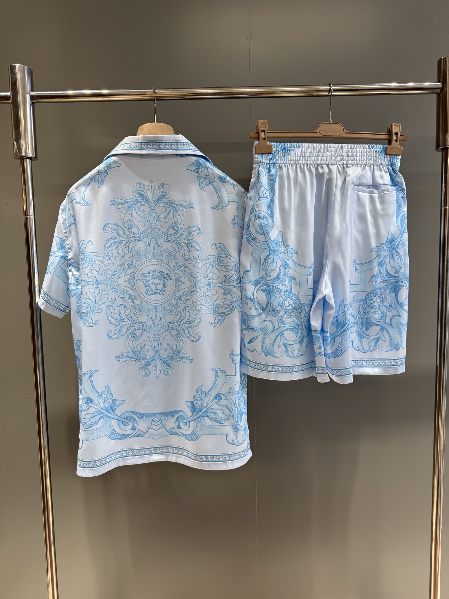 New VS BAROCCO SEA tech silk short-sleeve shirt, with notch lapel and Baroque Sea print. 100% tech silk.-Big cat