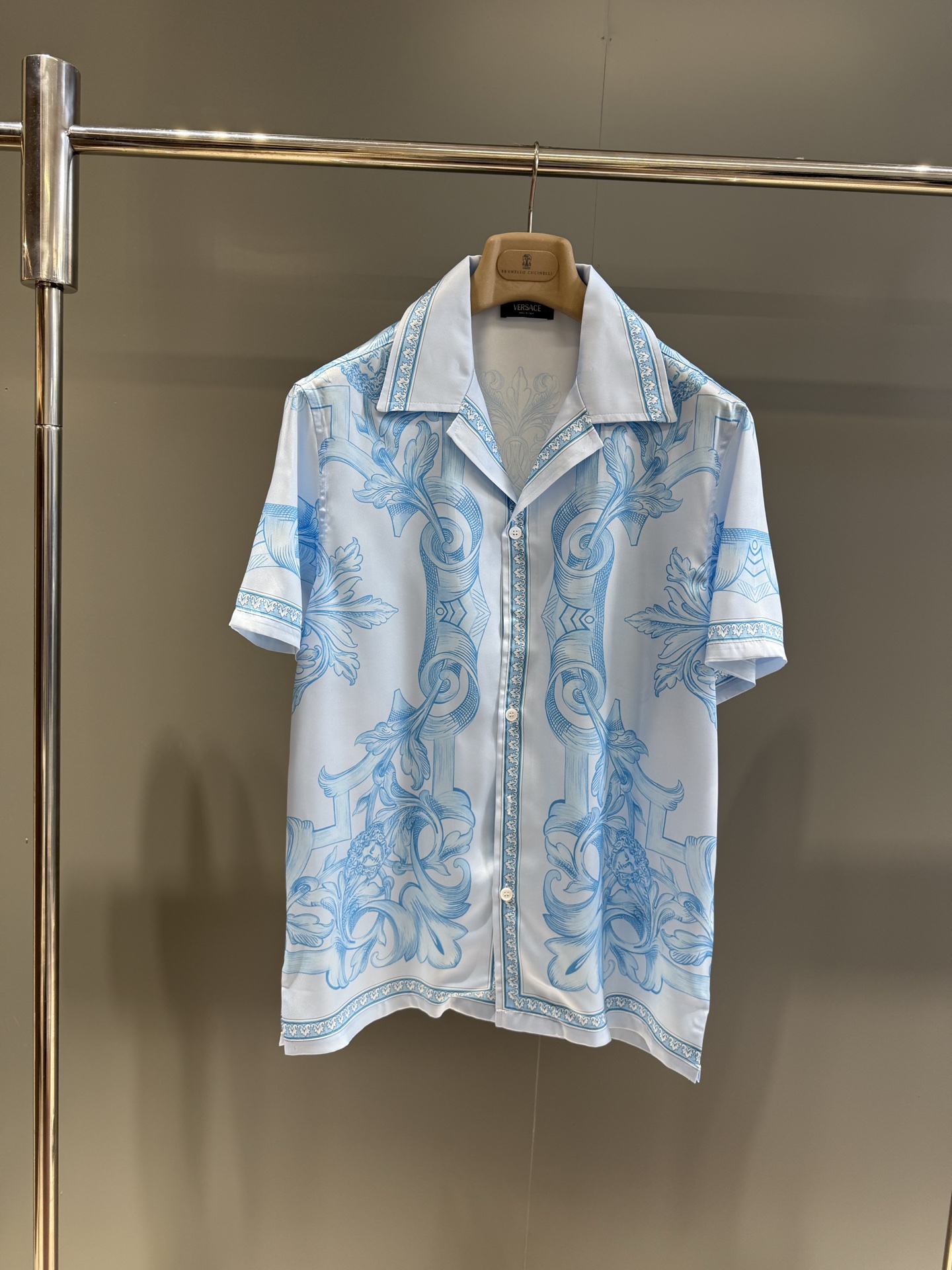 New VS BAROCCO SEA tech silk short-sleeve shirt, with notch lapel and Baroque Sea print. 100% tech silk.-Big cat