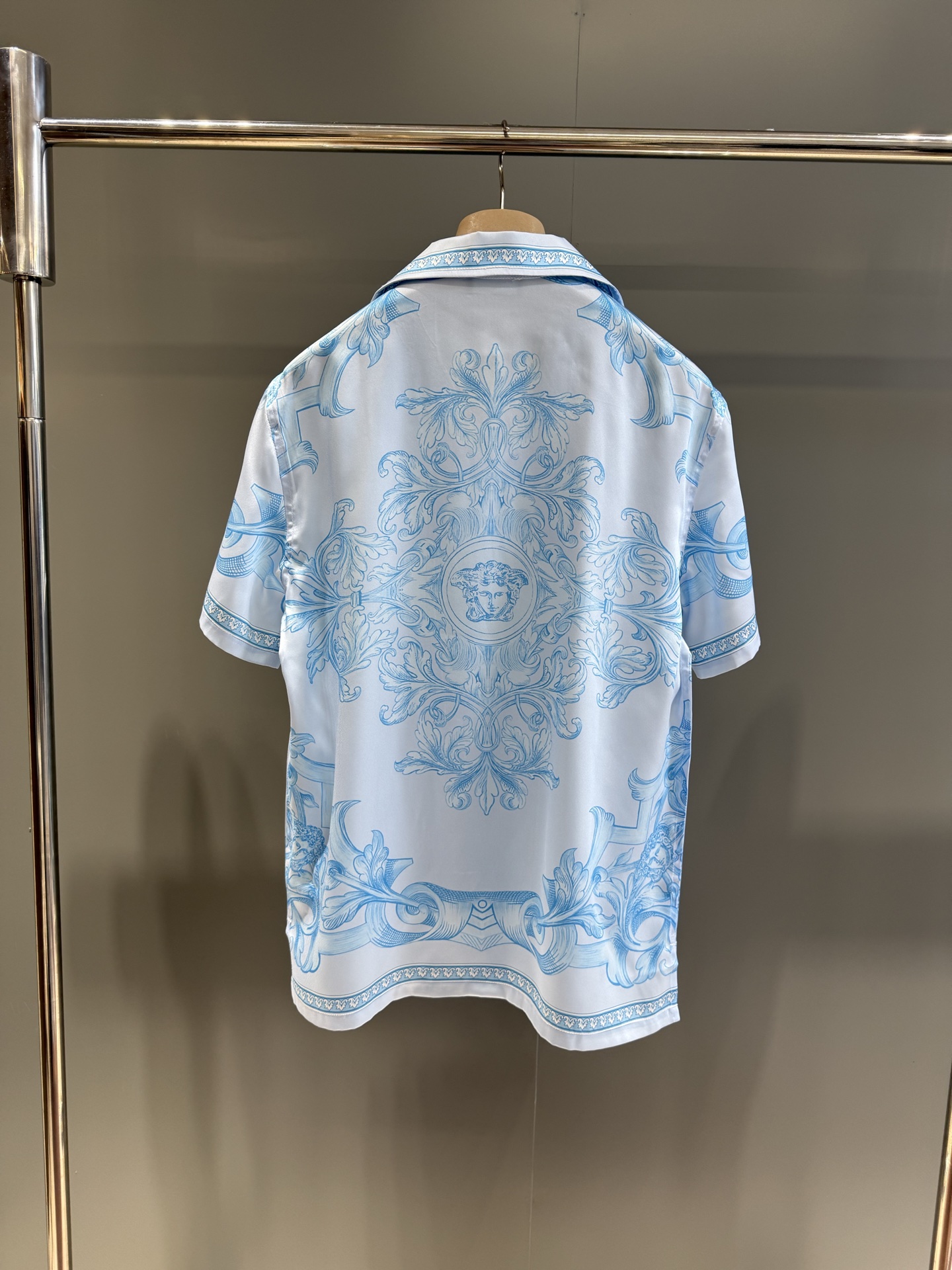 New VS BAROCCO SEA tech silk short-sleeve shirt, with notch lapel and Baroque Sea print. 100% tech silk.-Big cat