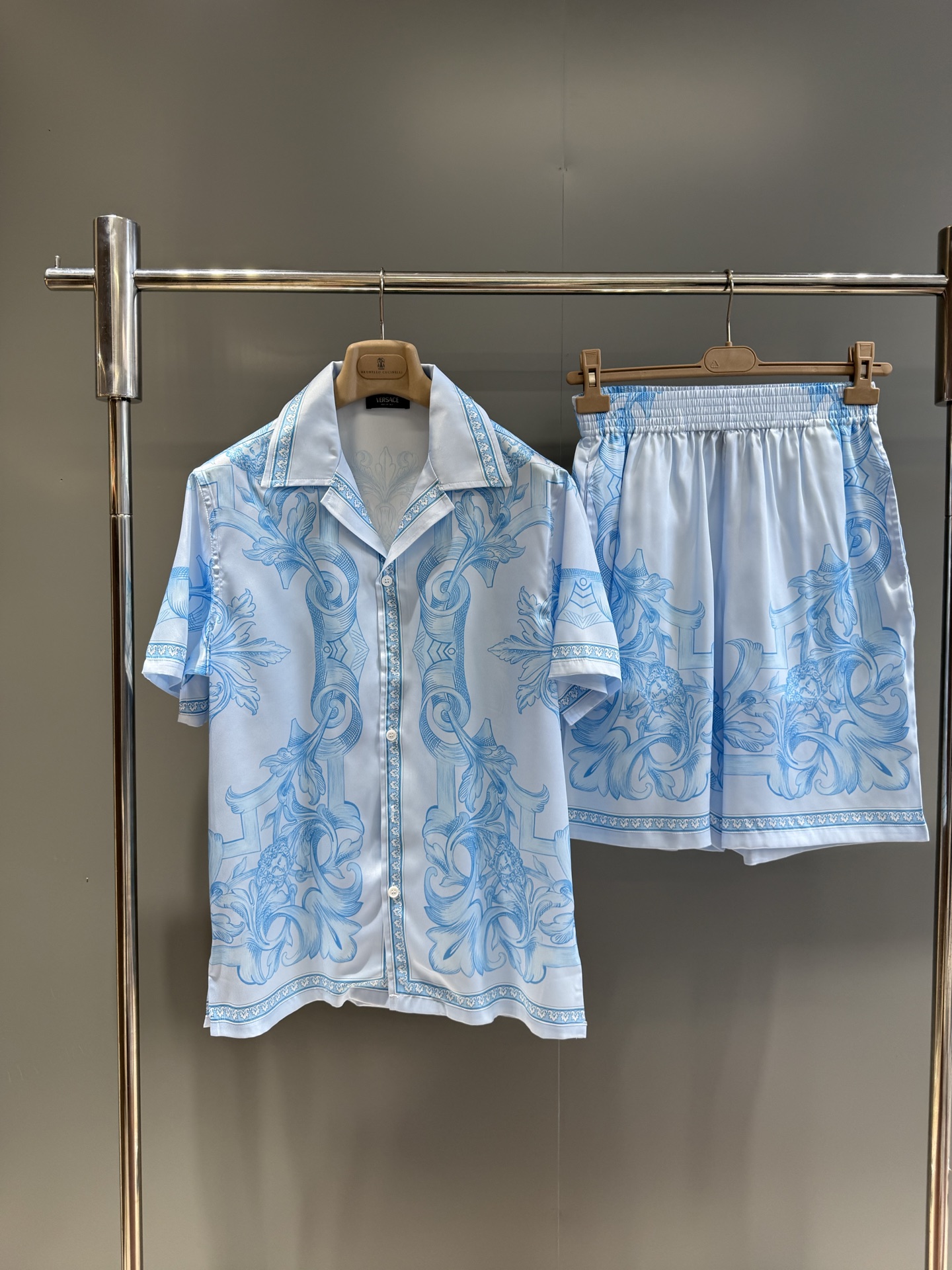 New VS BAROCCO SEA tech silk short-sleeve shirt, with notch lapel and Baroque Sea print. 100% tech silk.-Big cat