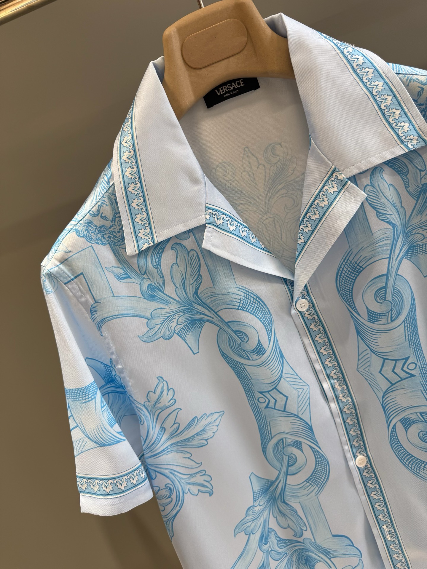 New VS BAROCCO SEA tech silk short-sleeve shirt, with notch lapel and Baroque Sea print. 100% tech silk.-Big cat