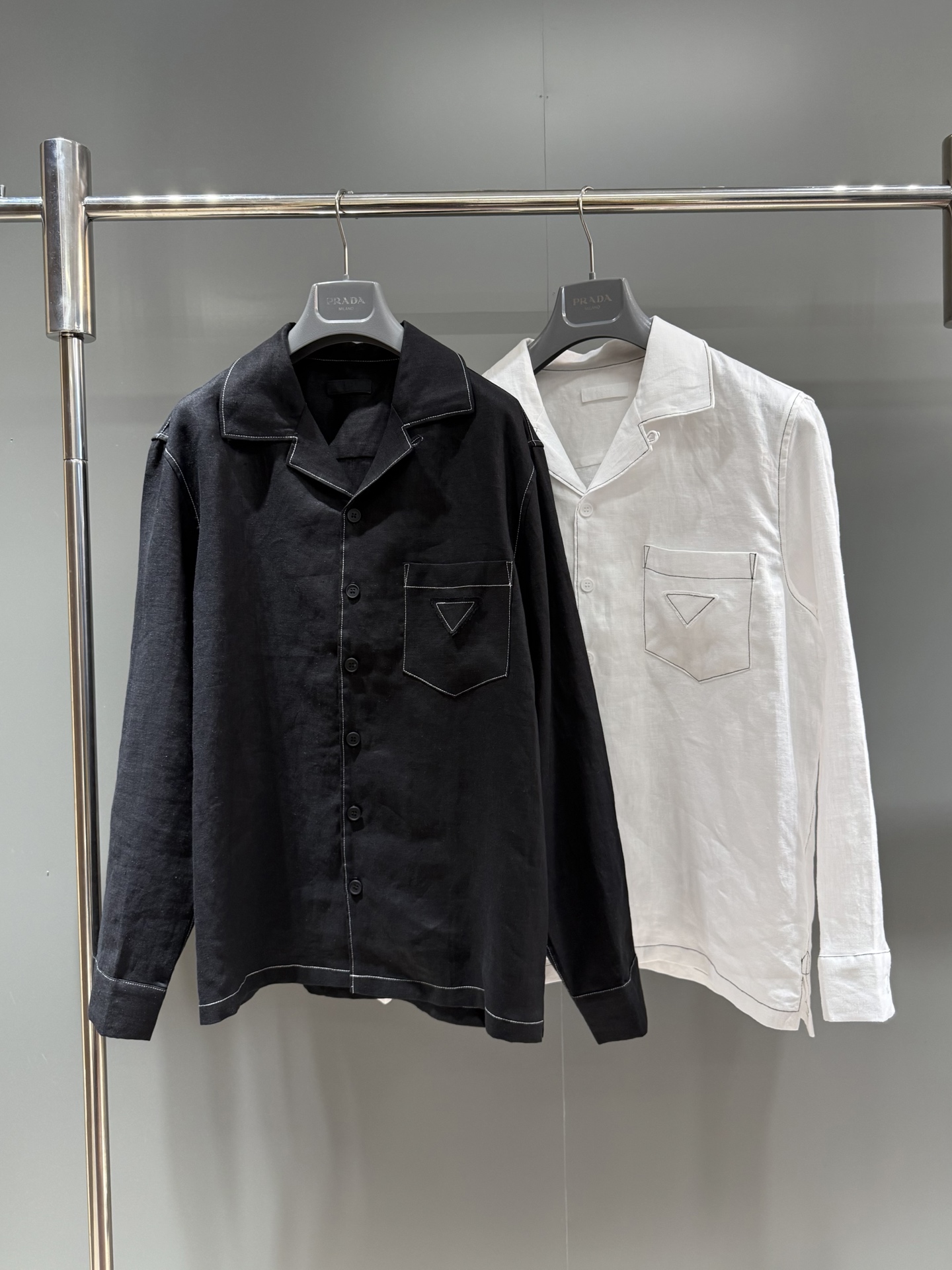 NO:941395,Prad* new product 25FW PRA pocket embroidered patch pocket triangle label lapel linen shirt, linen jacket is skin-friendly and breathable, peak collar, standard version, regular thickness, counter quality, close your eyes and try it!  ,Prada-clothing,prada,prada,jackets & coats,shirts,19860909Prad*新品25FW PRA口袋刺绣贴袋三角标翻领亚麻衬衫,亚麻材质的外套亲肤又透气,尖领,标准版型,常规厚度,专柜品质'闭眼入！,普拉达-服装,prada,prada,jackets & coats,shirts,,Women's clothing
