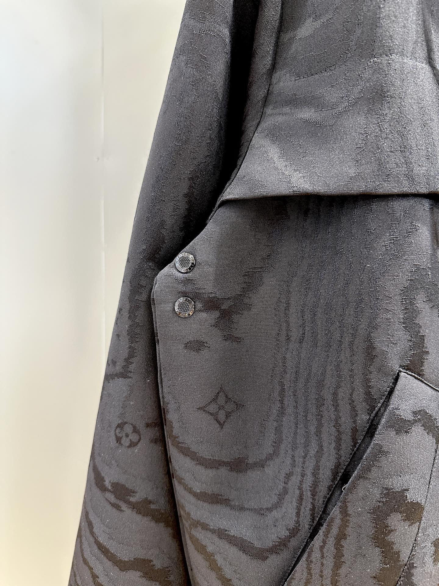 Louis Vuitton Moiré Pattern Windbreaker Jacket with Adjustable Hood 6 i1752743480028 8628 0 5