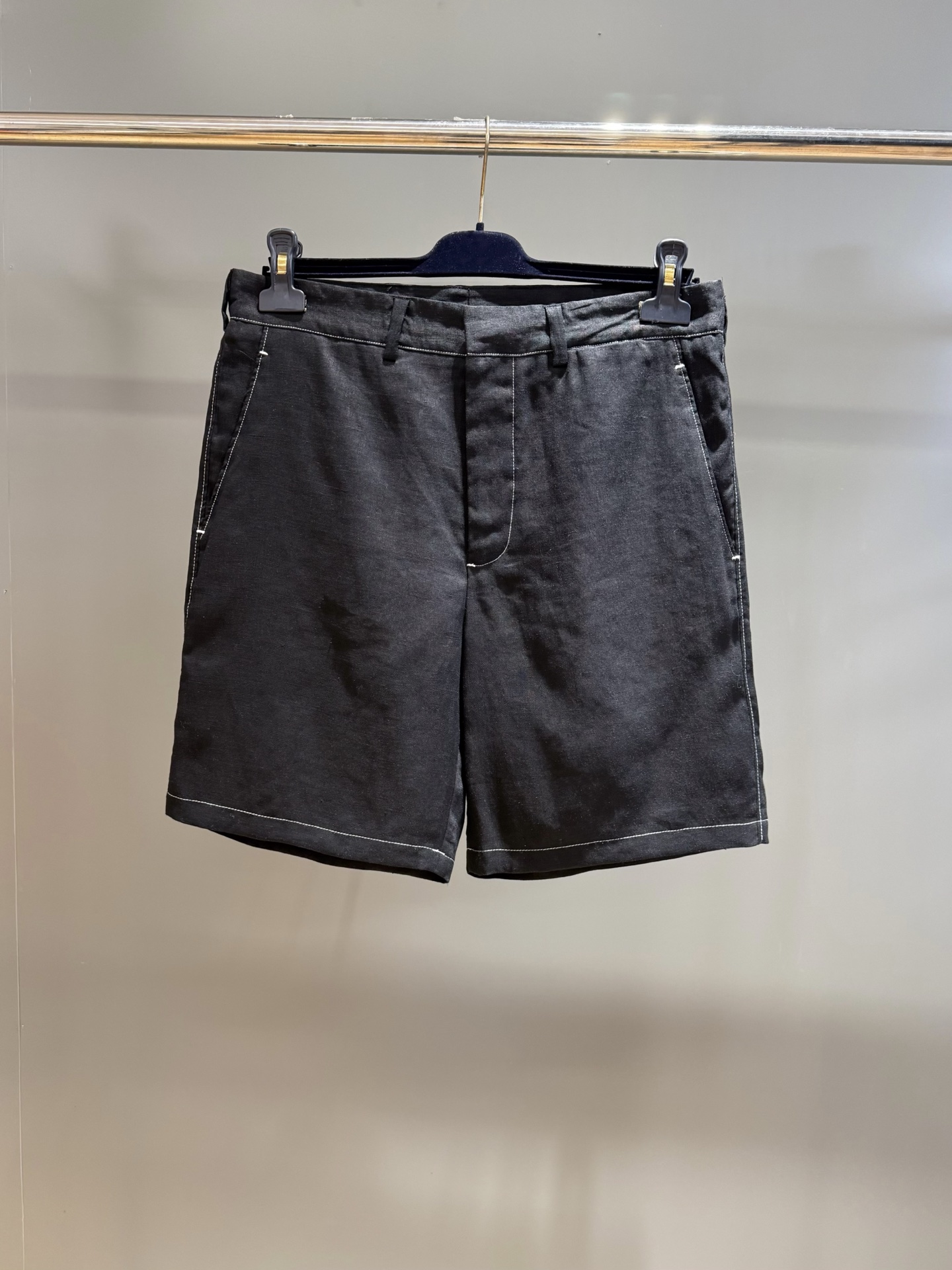 NO:951611,PRAD* Men's Triangle Logo Pattern Casual Linen Shorts ~ Designed with original modern details inspired by workwear, in a classic fit, made of linen, with a classic triangle sewn-on tag on the back pocket!  ,Prada-clothing,prada,prada,shorts,19860909PRAD*男三角徽标图案休闲亚麻短裤~ 以灵感源自工作服的原创现代细节设计,经典版型,亚麻材质,后袋饰有经典三角形缝制标签！,普拉达-服装,prada,prada,shorts,,Women's clothing