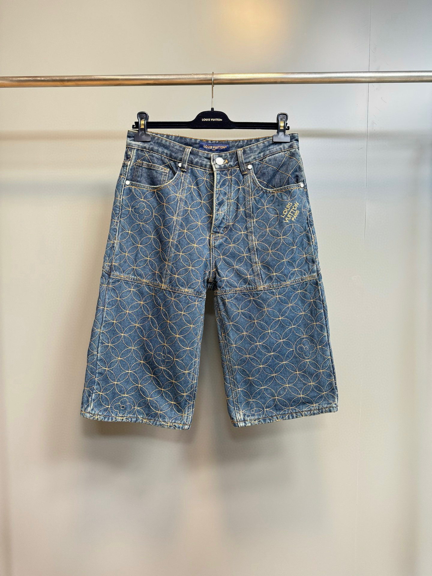 NO:944401,This style of denim shorts is from the 2025 autumn and winter series jointly created by Pharrell Williams and Nigo. It draws inspiration from the Japanese cultural background of the designer Nigo, uses exquisite yarn embroidery technology to present the full-scale Dandy Monogram pattern, and cleverly integrates the Louis Vuitton logo into it. Pearlescent rivets add a trendy touch!  Relaxed fit Body: Cotton; Lining: Cotton; Embroidery: Polyester; Filling: Polyester; All-over logo embroidery Pearlescent buttons at front Classic five-pocket denim cut with pearlescent rivets Nubuck label Embroidered logo on left and rear right, Louis Vuitton-Clothing,louis vuitton,shorts,jeans,19860909本款牛仔短裤出自 Pharrell Williams 与 Nigo 携手打造的 2025 秋冬系列,向设计师 Nigo 的日本文化背景汲取灵感,以精湛纱线刺绣工艺呈现全幅 Dandy Monogram 图案,并将路易威登标识巧妙融入其中.珠光铆钉再添潮流笔触！ 休闲版型 主面料: 棉; 内衬: 棉; 刺绣: 聚酯纤维; 填充物: 聚酯纤维; 全幅标识刺绣 珠光纽扣前襟 经典五袋牛仔裤剪裁,配有珠光铆钉 正绒面革标签 左侧和右后方饰有刺绣标识,路易威登-服装,louis vuitton,shorts,jeans,,Women's clothing