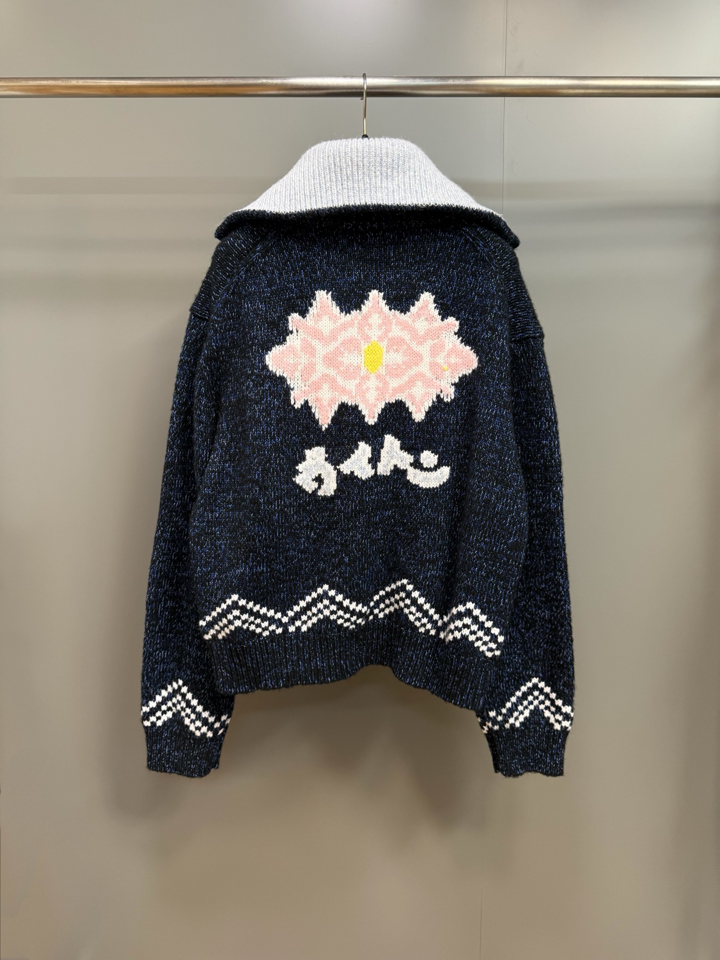 Louis Vuitton Wool-Blend Zip-Up Cardigan with Koi and Floral Details 4 i1755566015280 1706 0 2