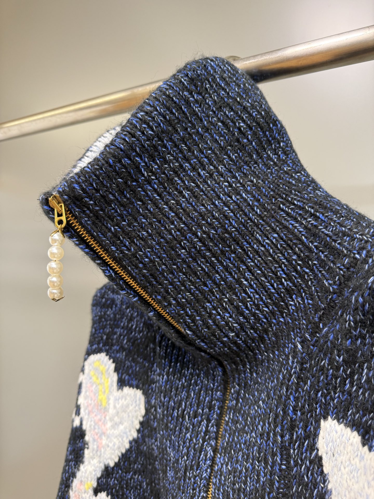 Louis Vuitton Wool-Blend Zip-Up Cardigan with Koi and Floral Details 6 i1755566015549 5045 0 9