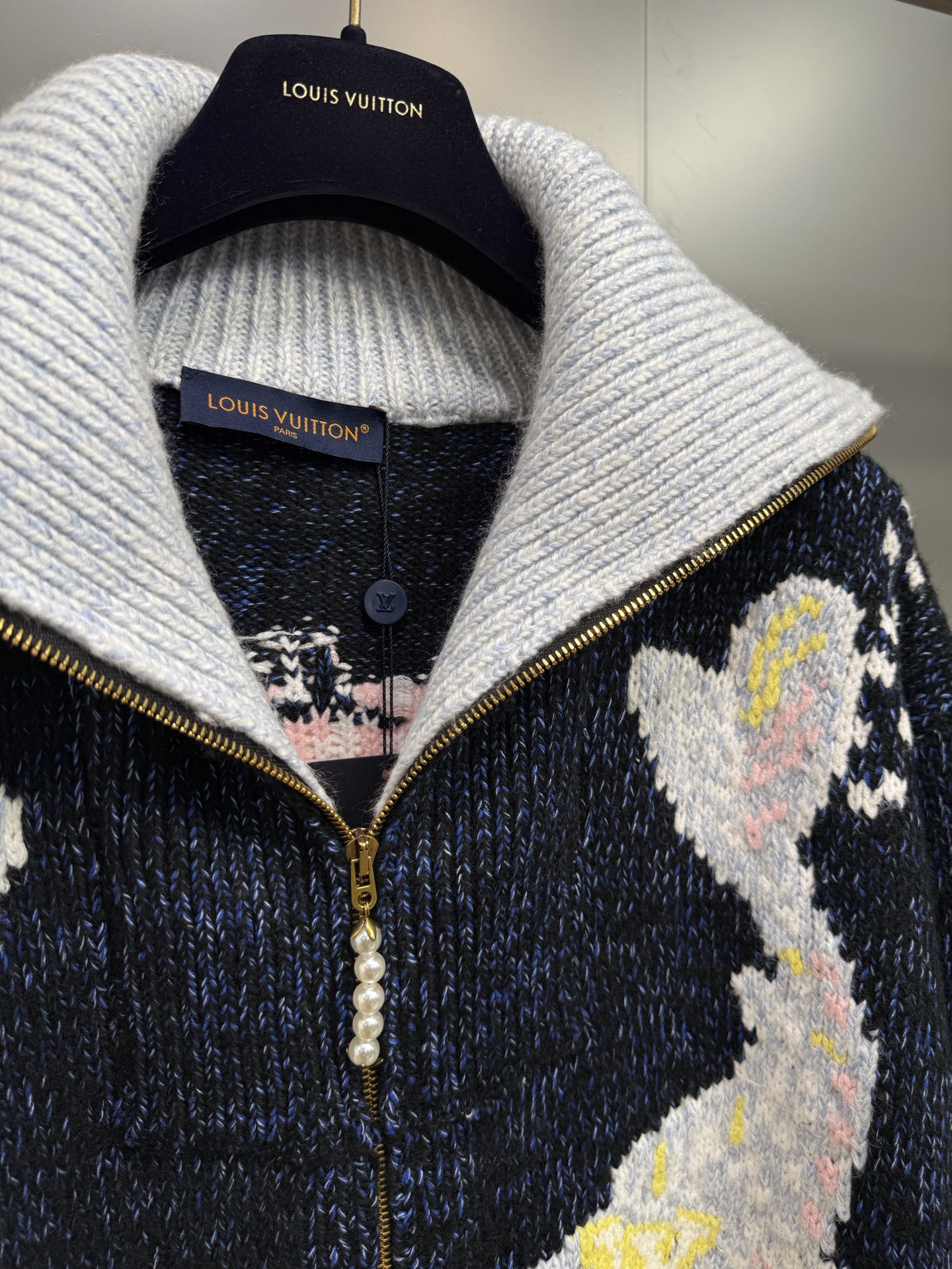Louis Vuitton Wool-Blend Zip-Up Cardigan with Koi and Floral Details 9 i1755566015585 775 0 8